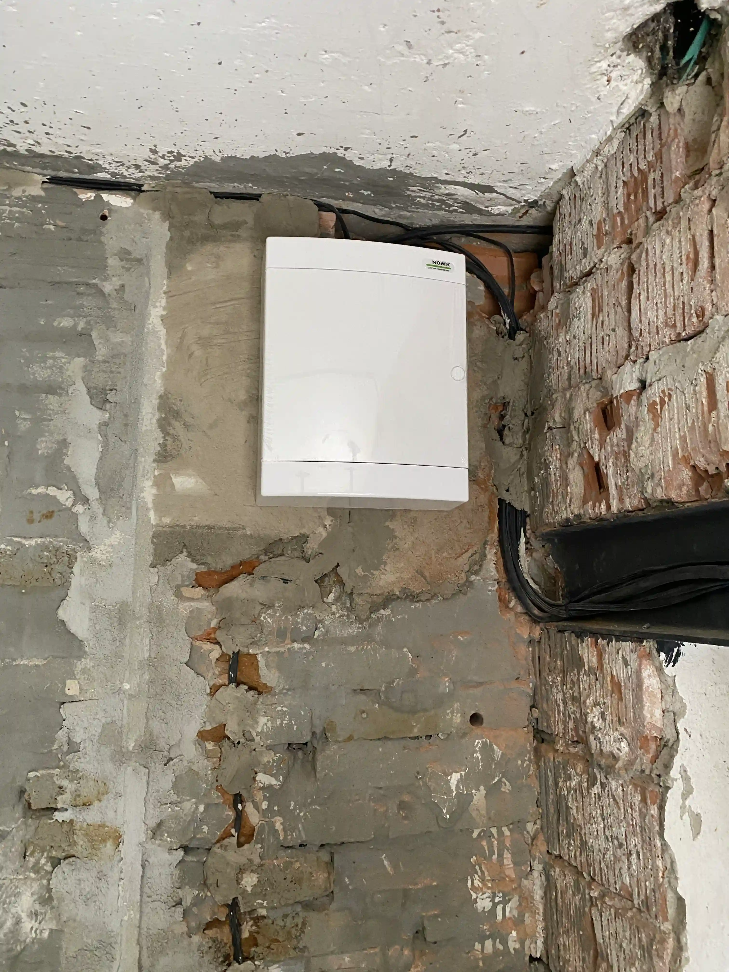 Dokončený rozvádzač novej elektroinštalácie v garáži