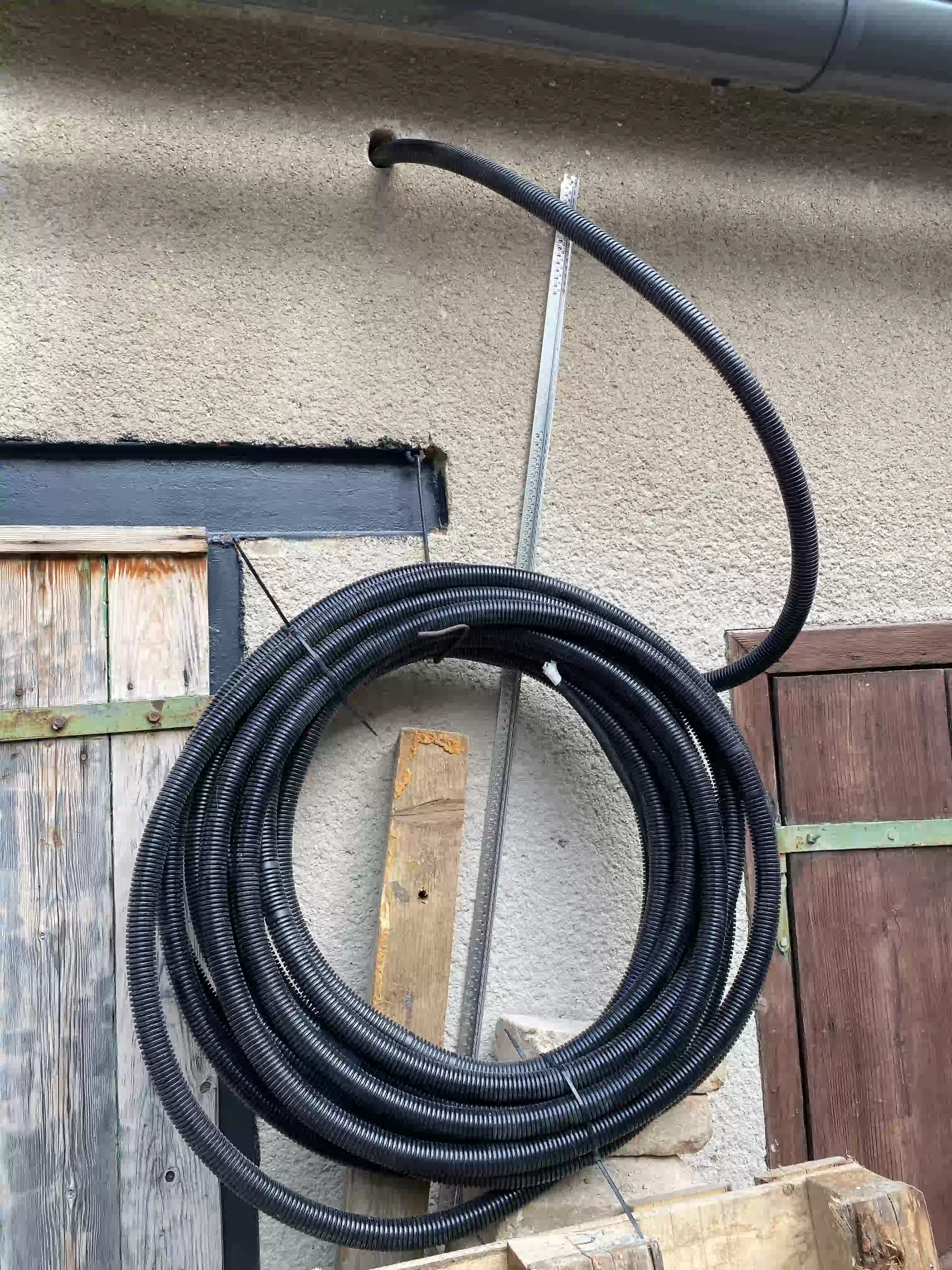 Ochranné vedenie elektrickej kabeláže pri garáži