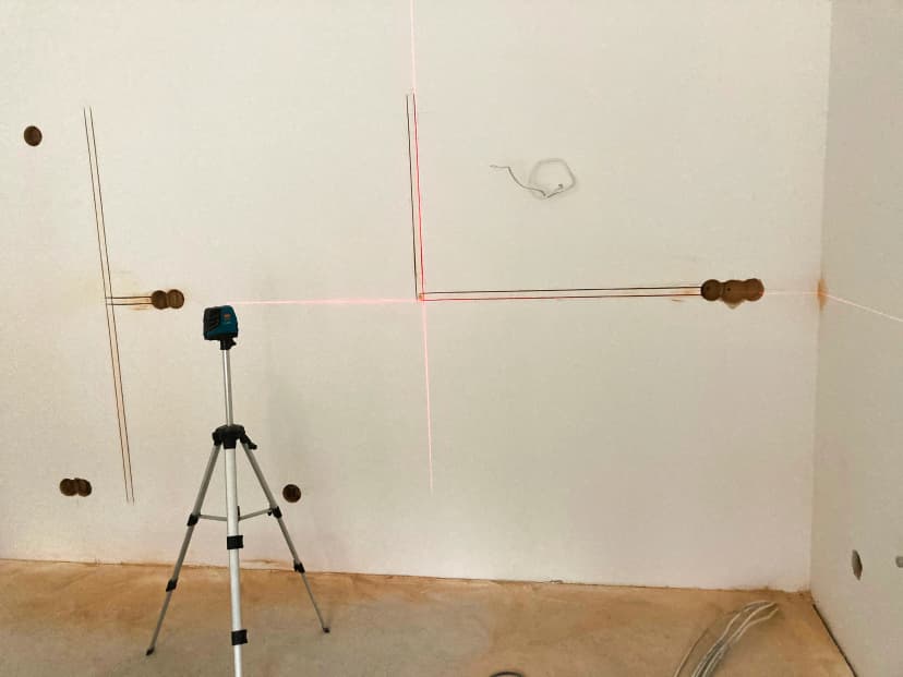 Frézovanie a drážkovanie pre nové elektrické rozvody v starom dome v Modre