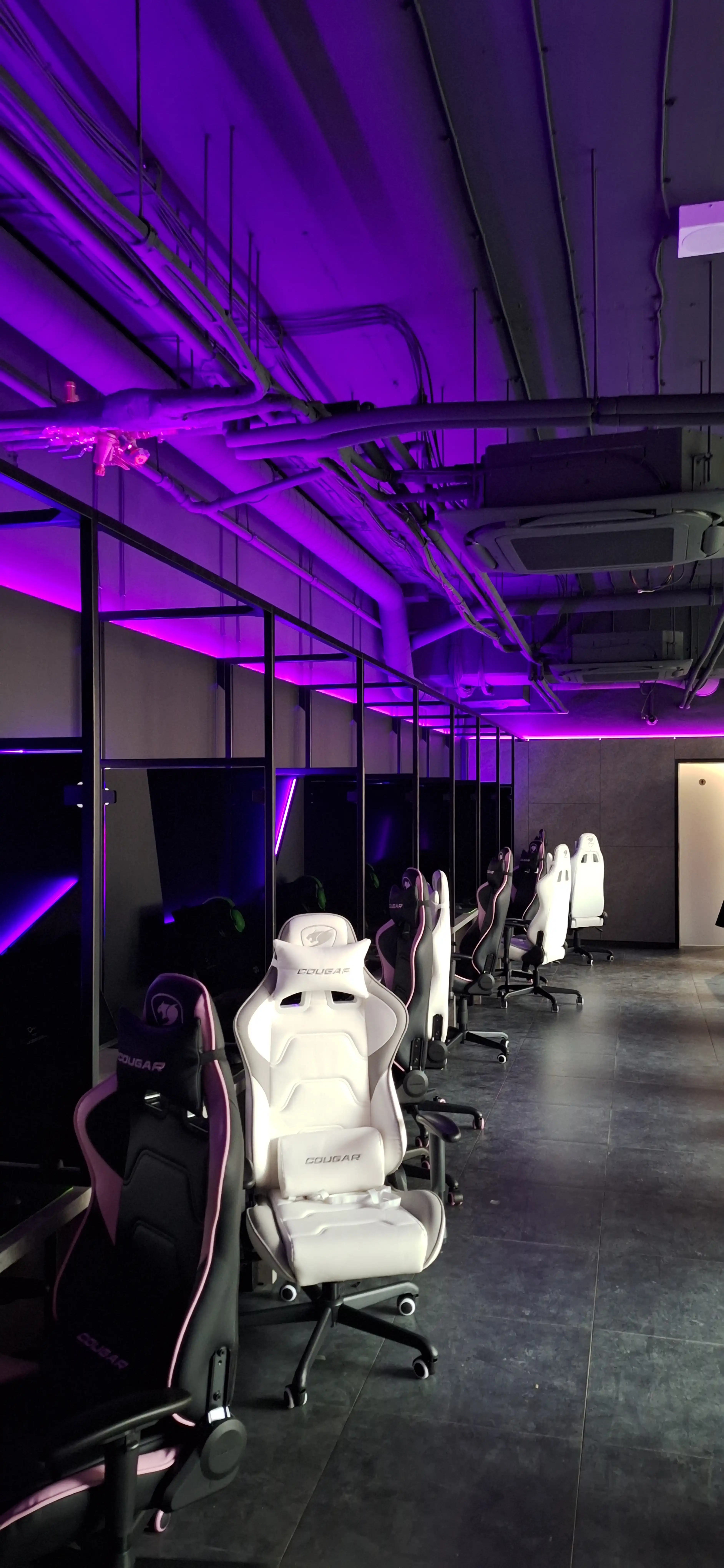 Detailné zobrazenie stropných rozvodov a LED pásov nad hernými boxami.