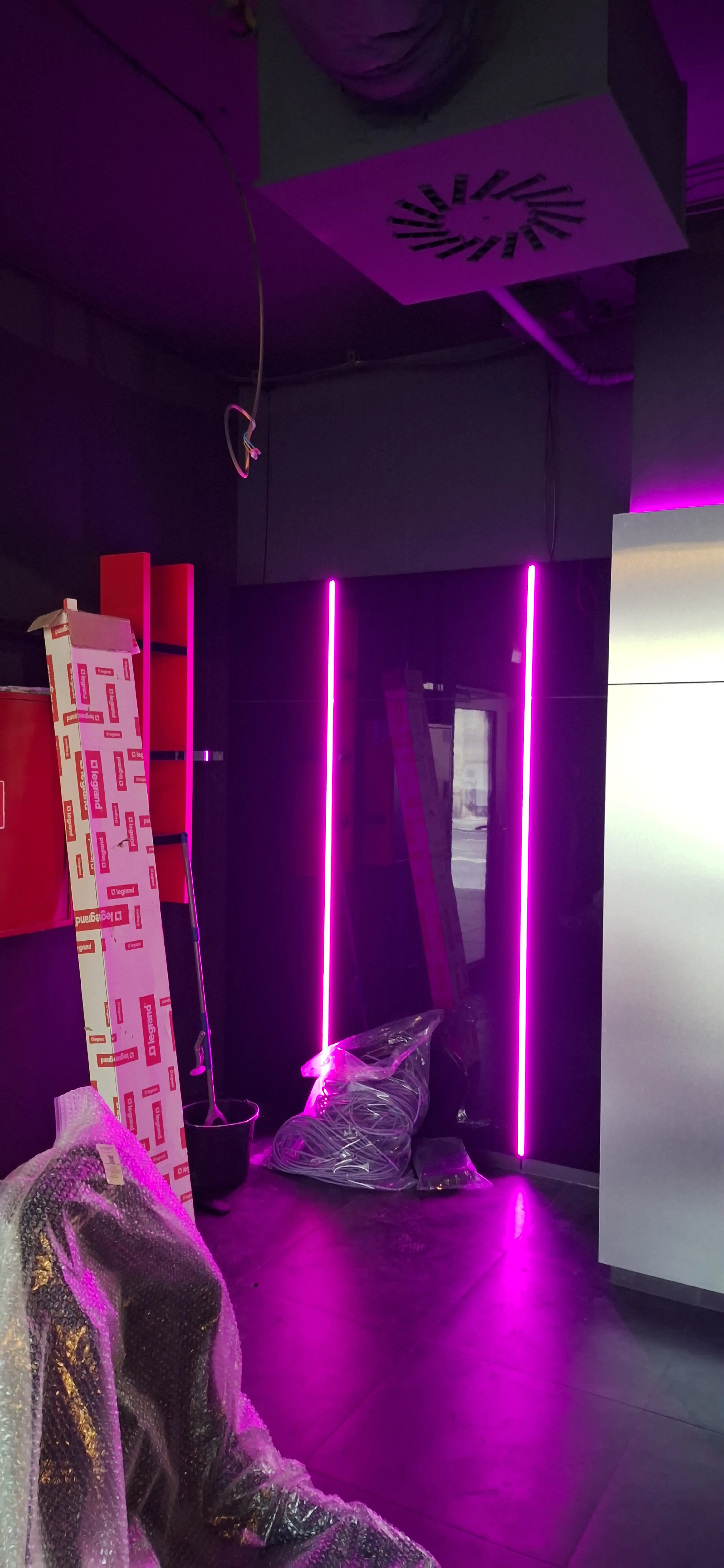 Inštalácia vertikálnych LED líšt a technologického zázemia počas realizácie.