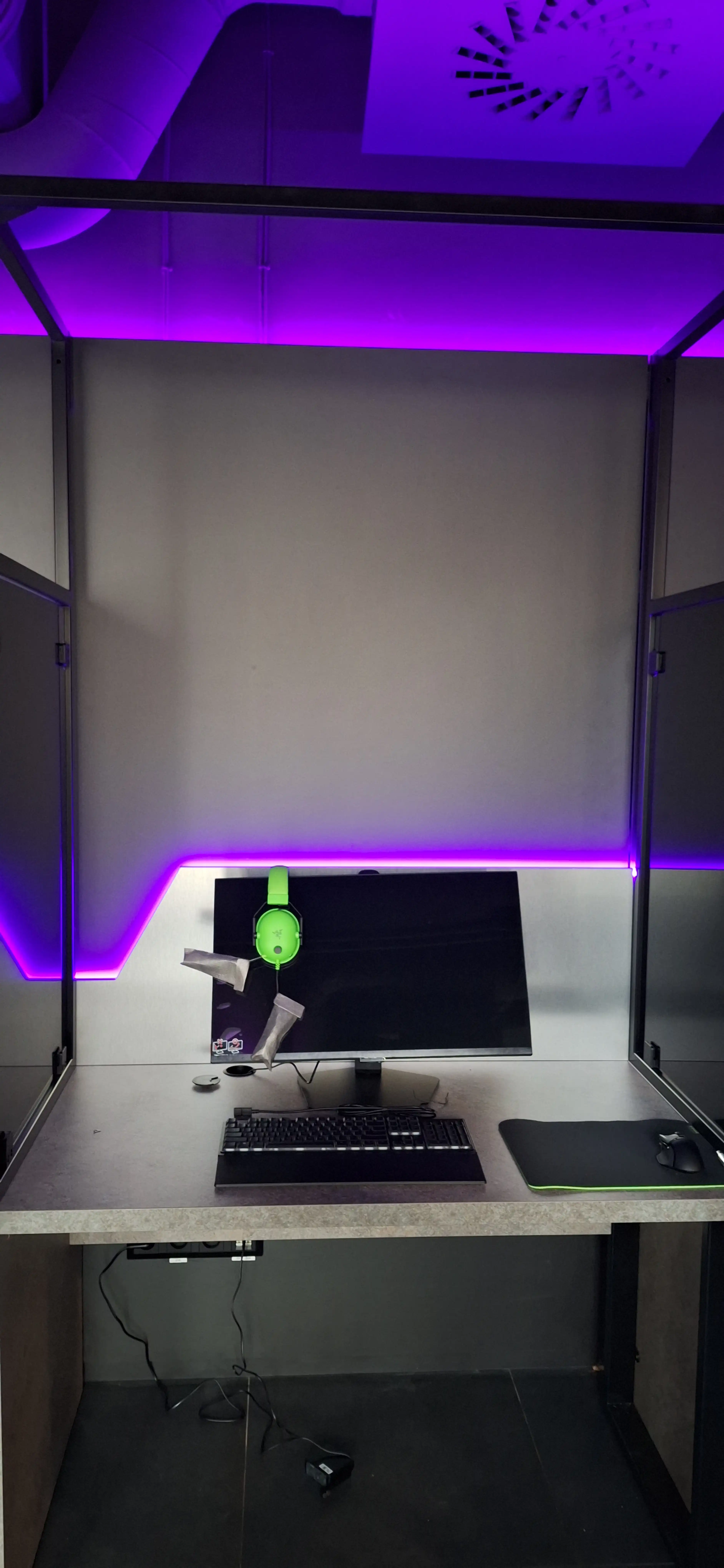 Detailne vybavené herné miesto s profesionálnym príslušenstvom a LED dekoráciou.