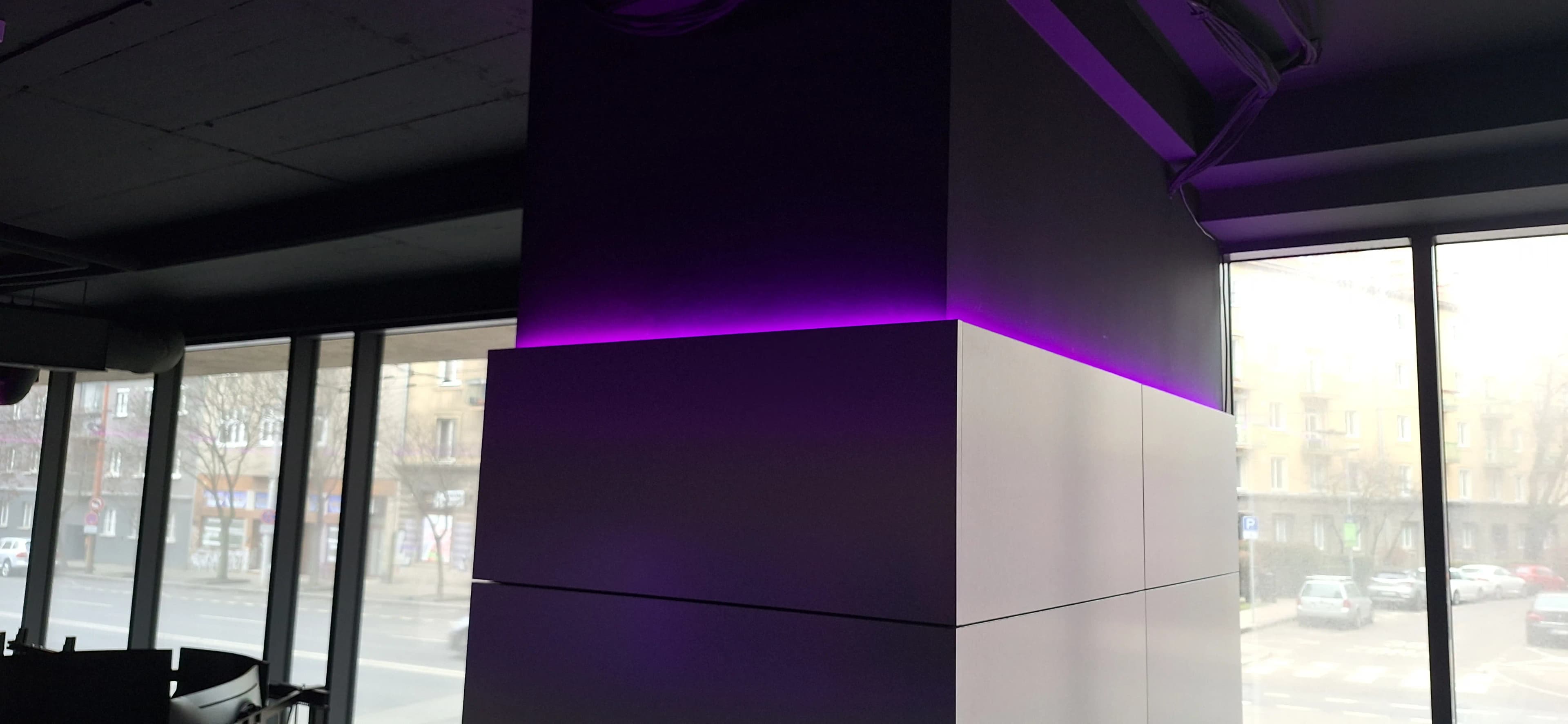 Moderný dizajnový stĺp s integrovaným fialovým LED podsvietením v interiéri.