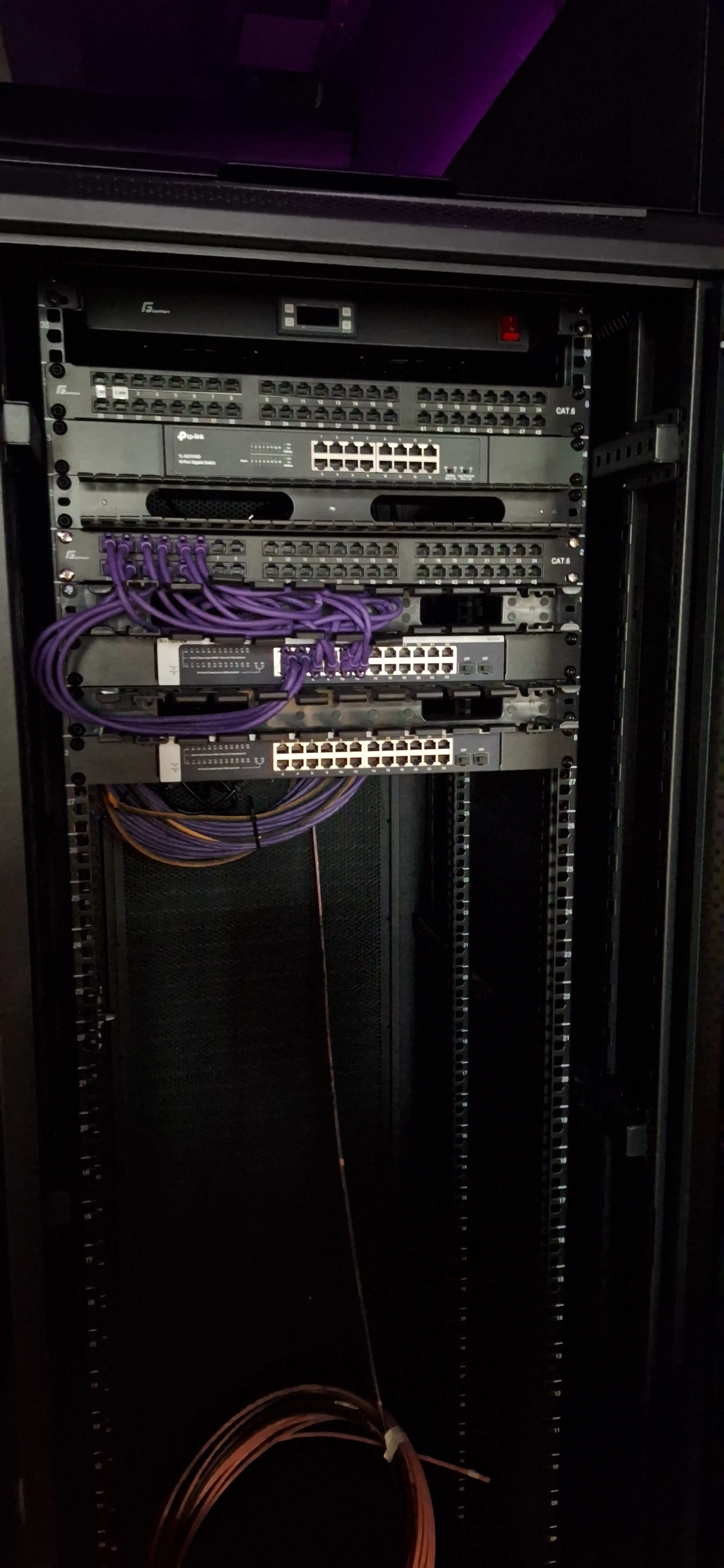 Detail dátového rozvádzača s precízne usporiadanou kabelážou a switchmi.
