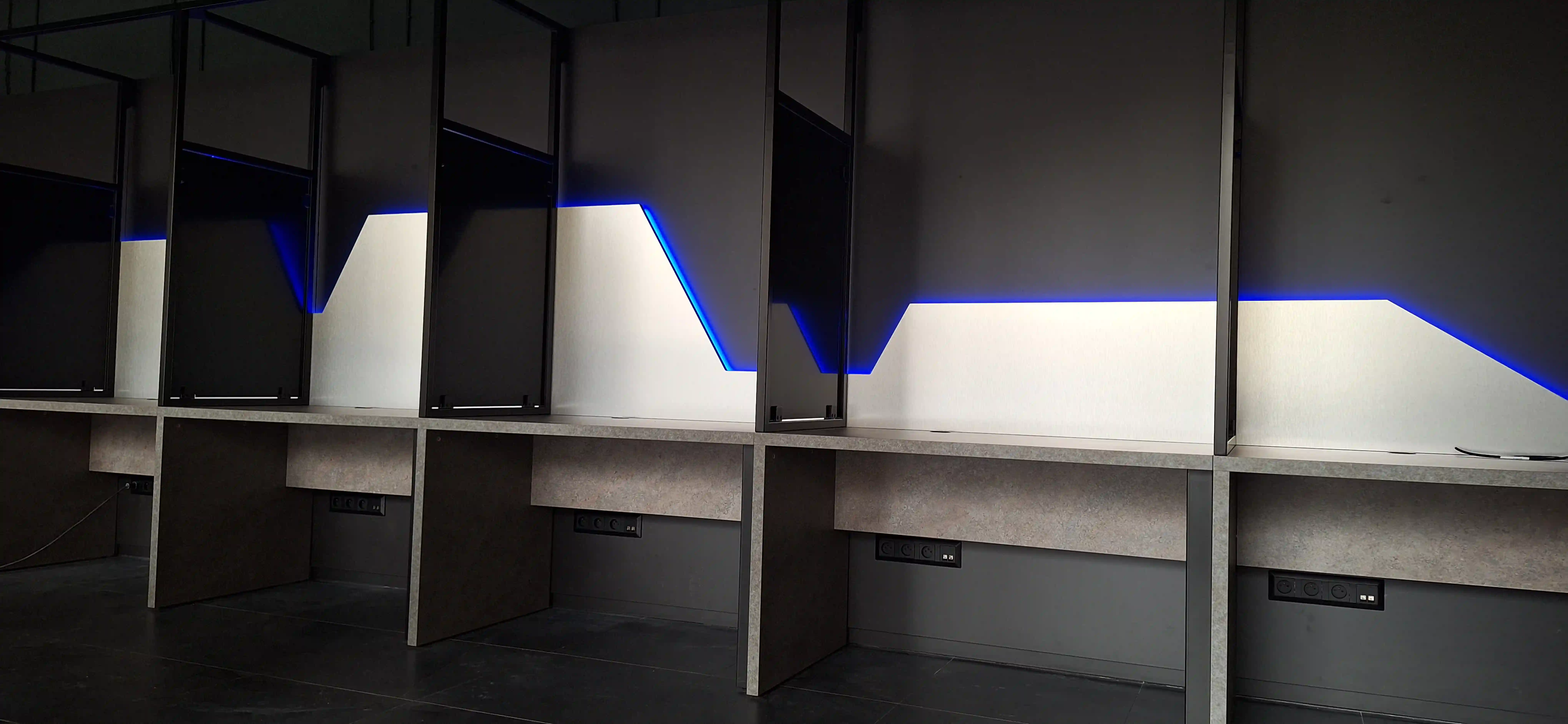 Pohľad na integrované LED pásy v nábytku.