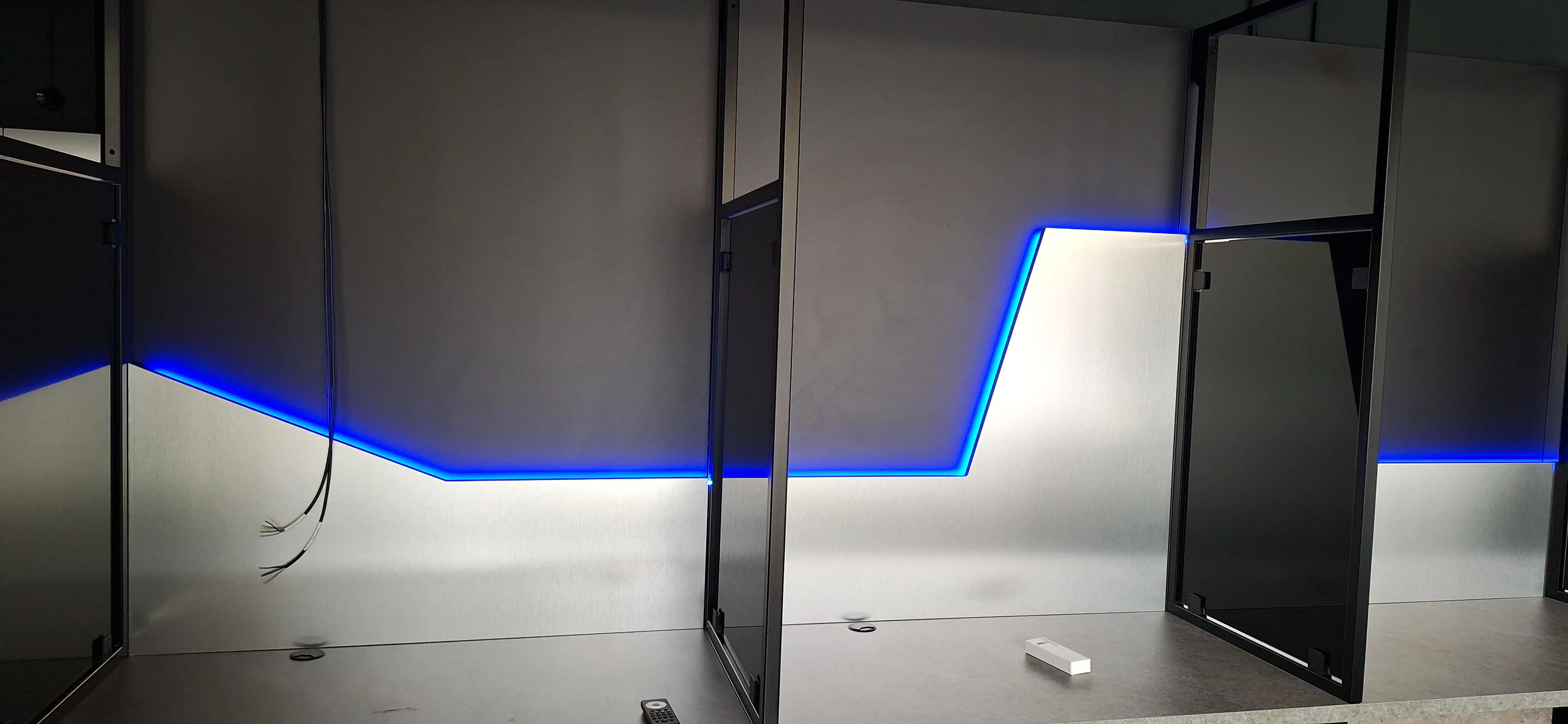 Detail kabeláže a montáže osvetlenia.