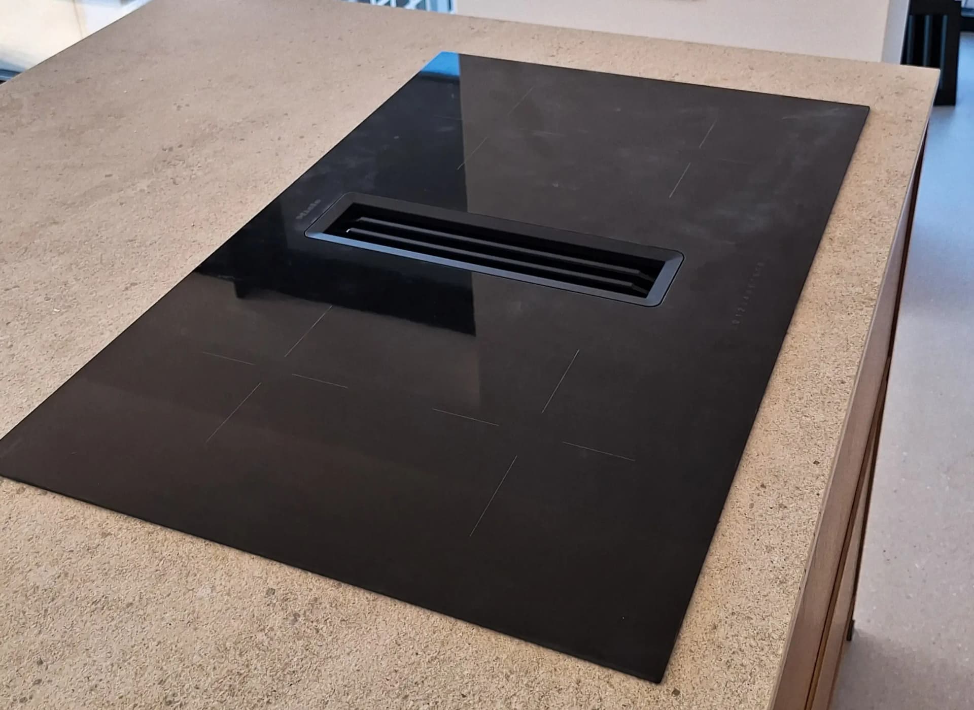 Nová čierna indukčná varná doska osadená v pracovnej doske