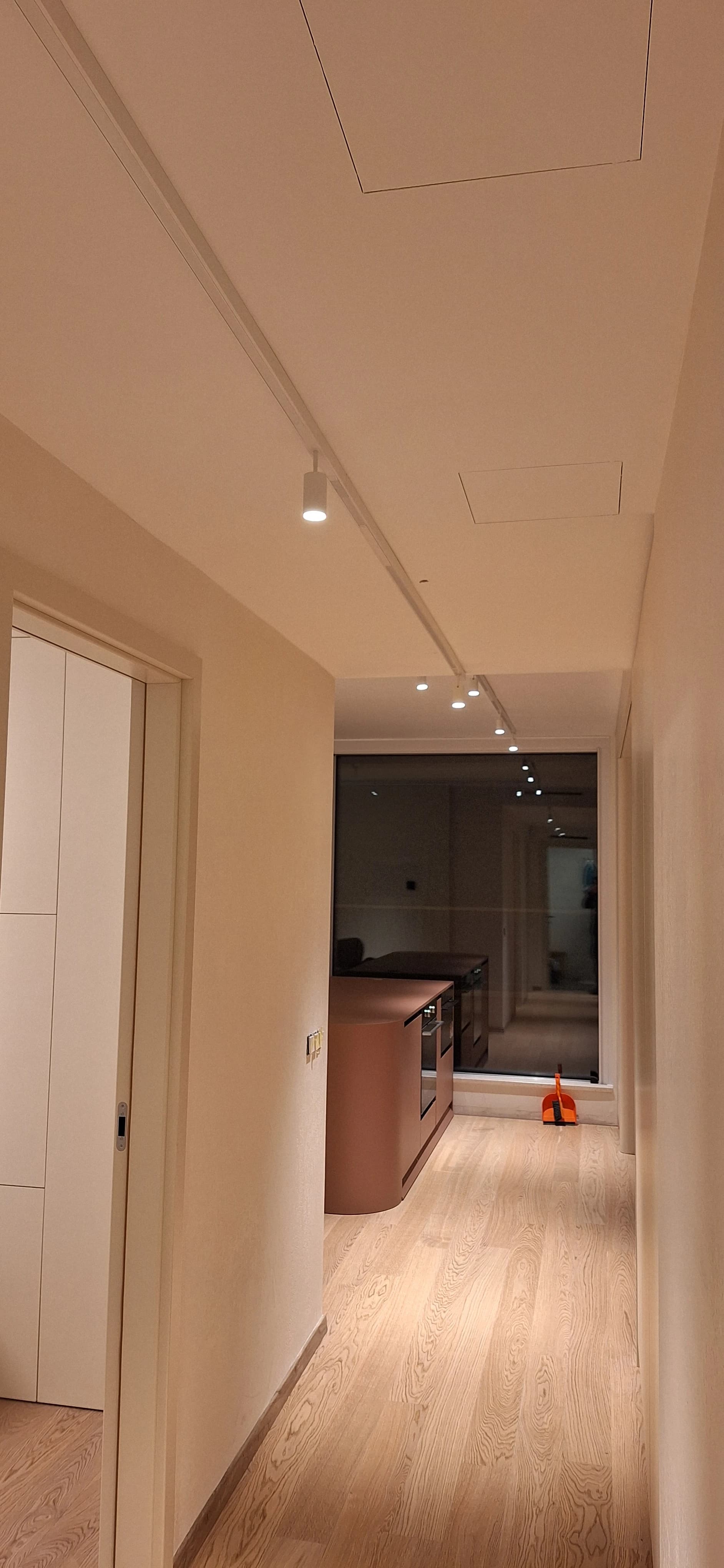 Detail montáže stropných svietidiel v objekte Metropolis.