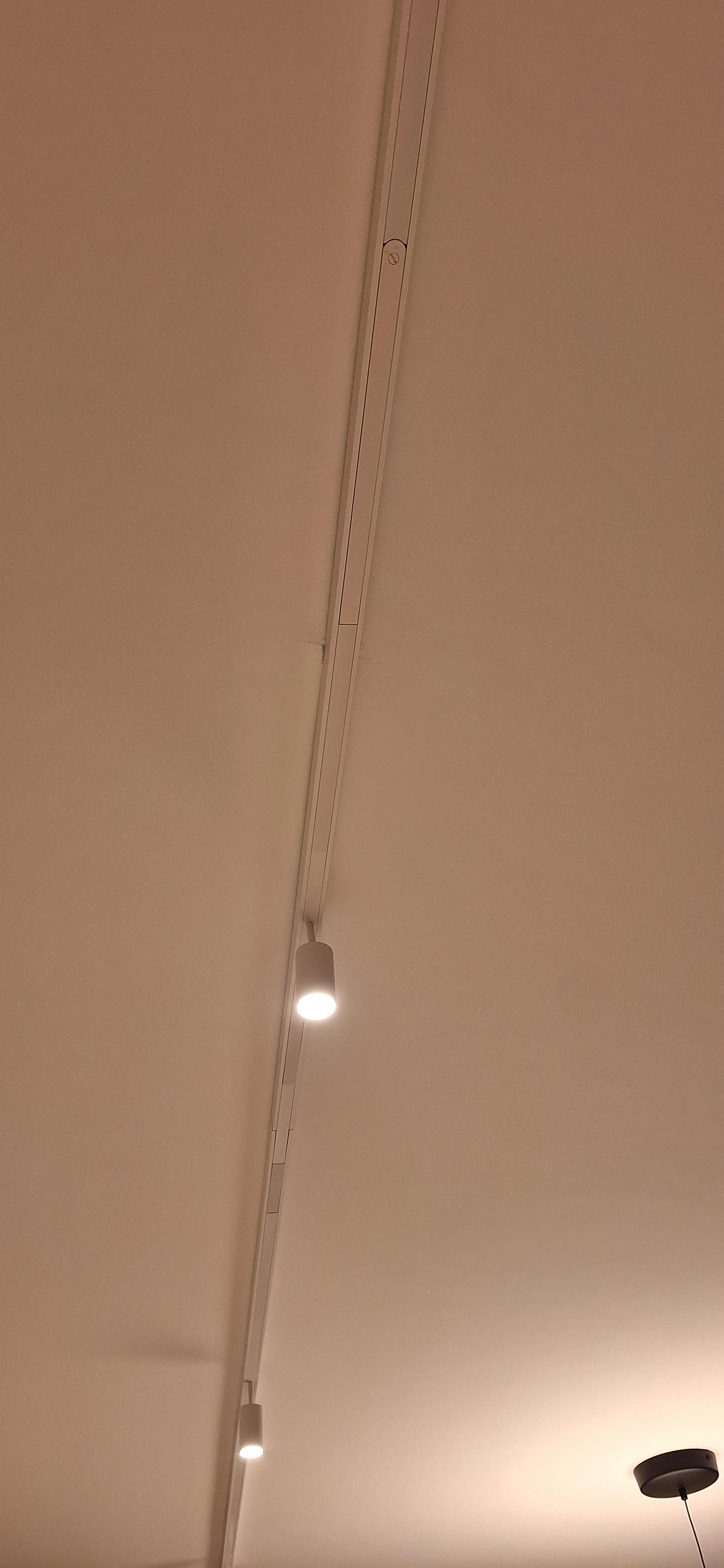 Pohľad na zrealizovaný líniový systém v interiéri.