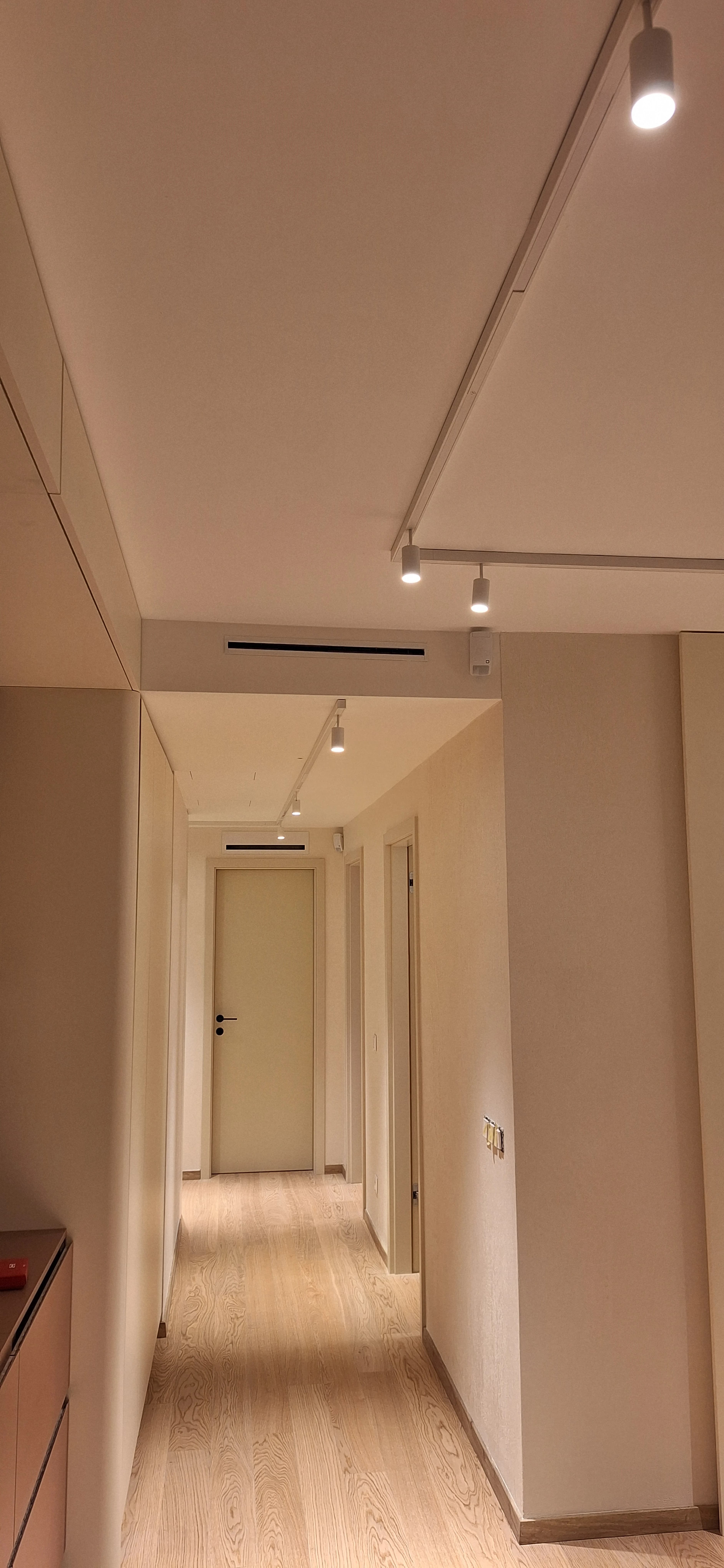 Technicky náročná montáž mimo vyhradených zón.