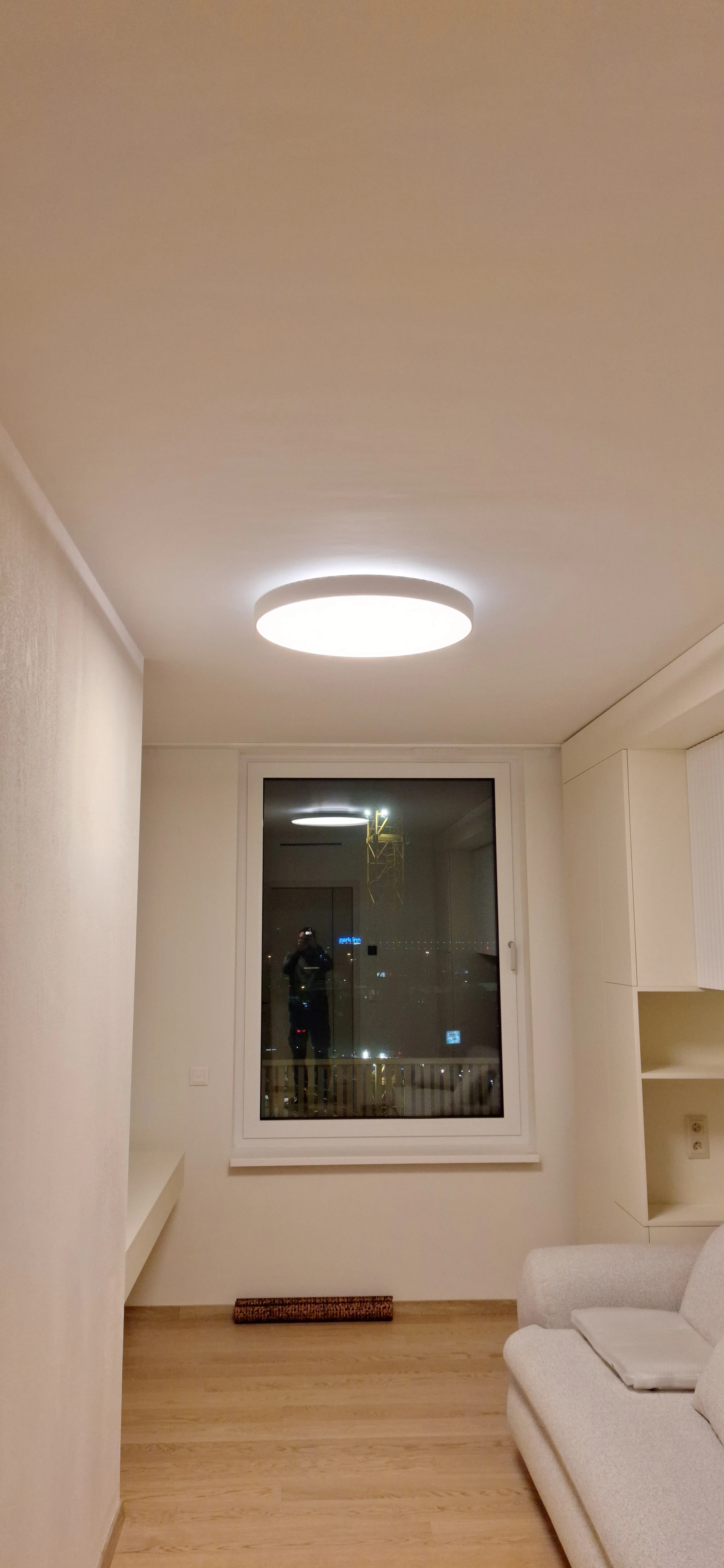 Montážne zóny a vývody káblov pri aktívnom stropnom chladení.