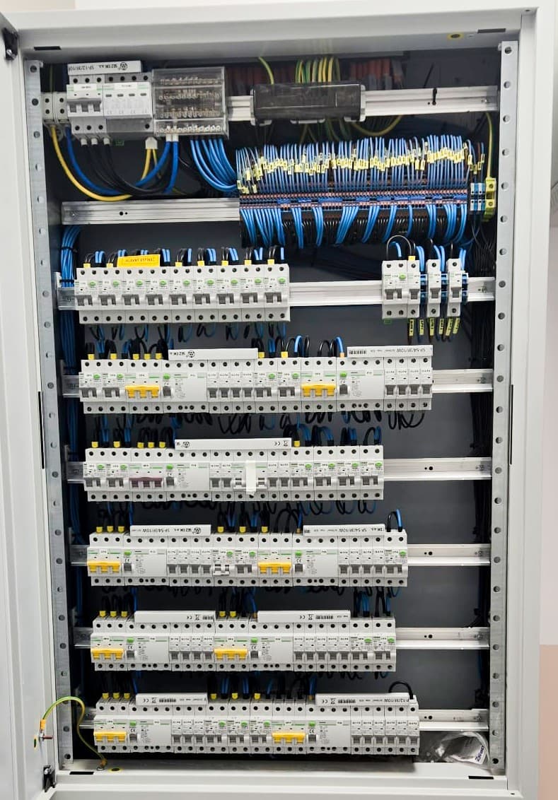 Elektrický rozvádzač a domové ističe s prúdovým chráničom