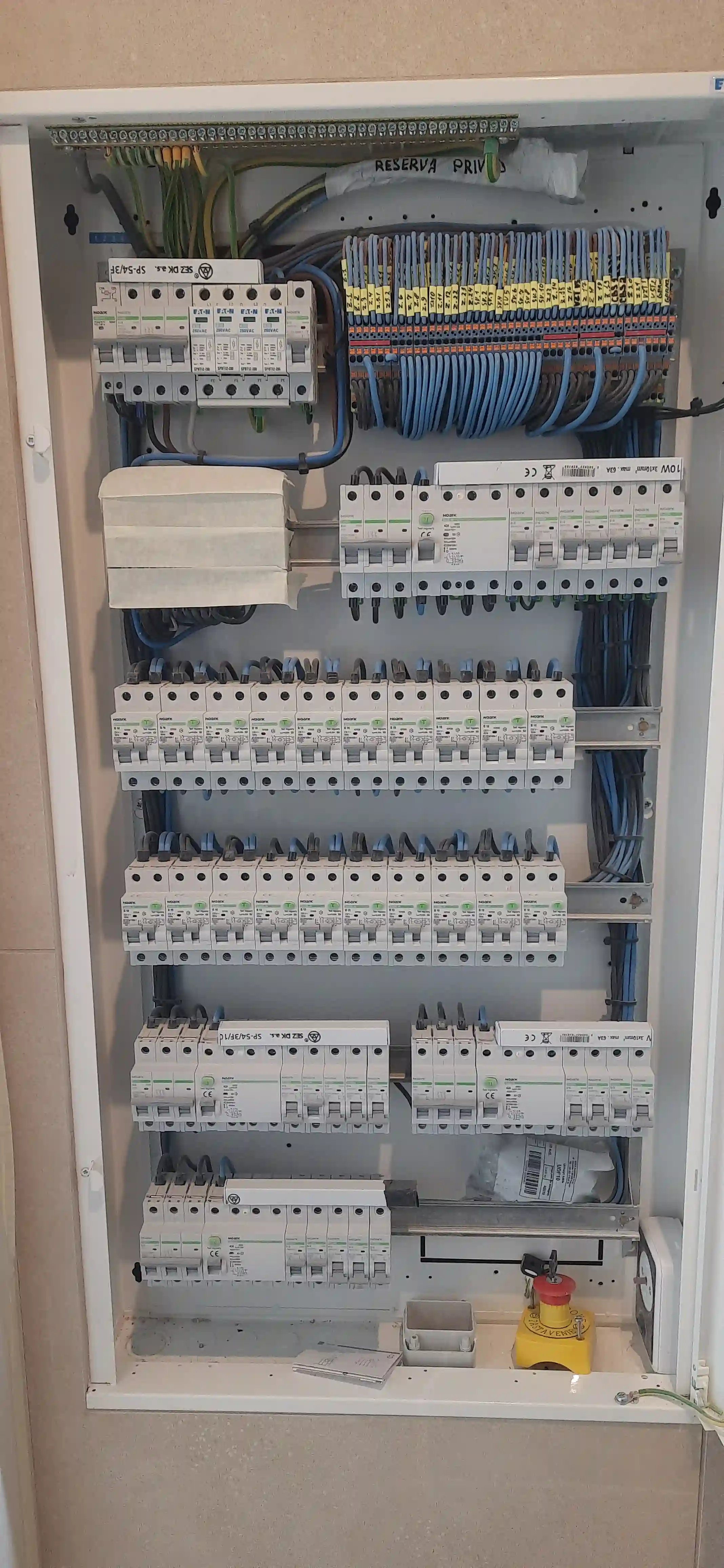 Opravy porúch, nefunkčných zásuviek, vypínačov a elektriny