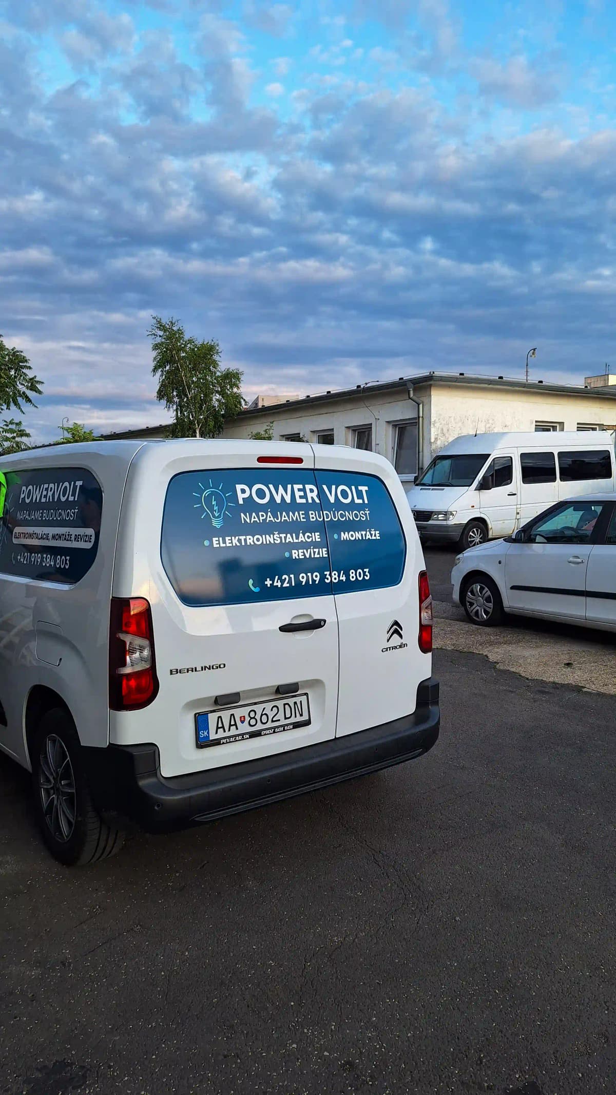 Elektrikár vykonáva pohotovostné opravy na poistkách a rozvodoch v Topoľčanoch