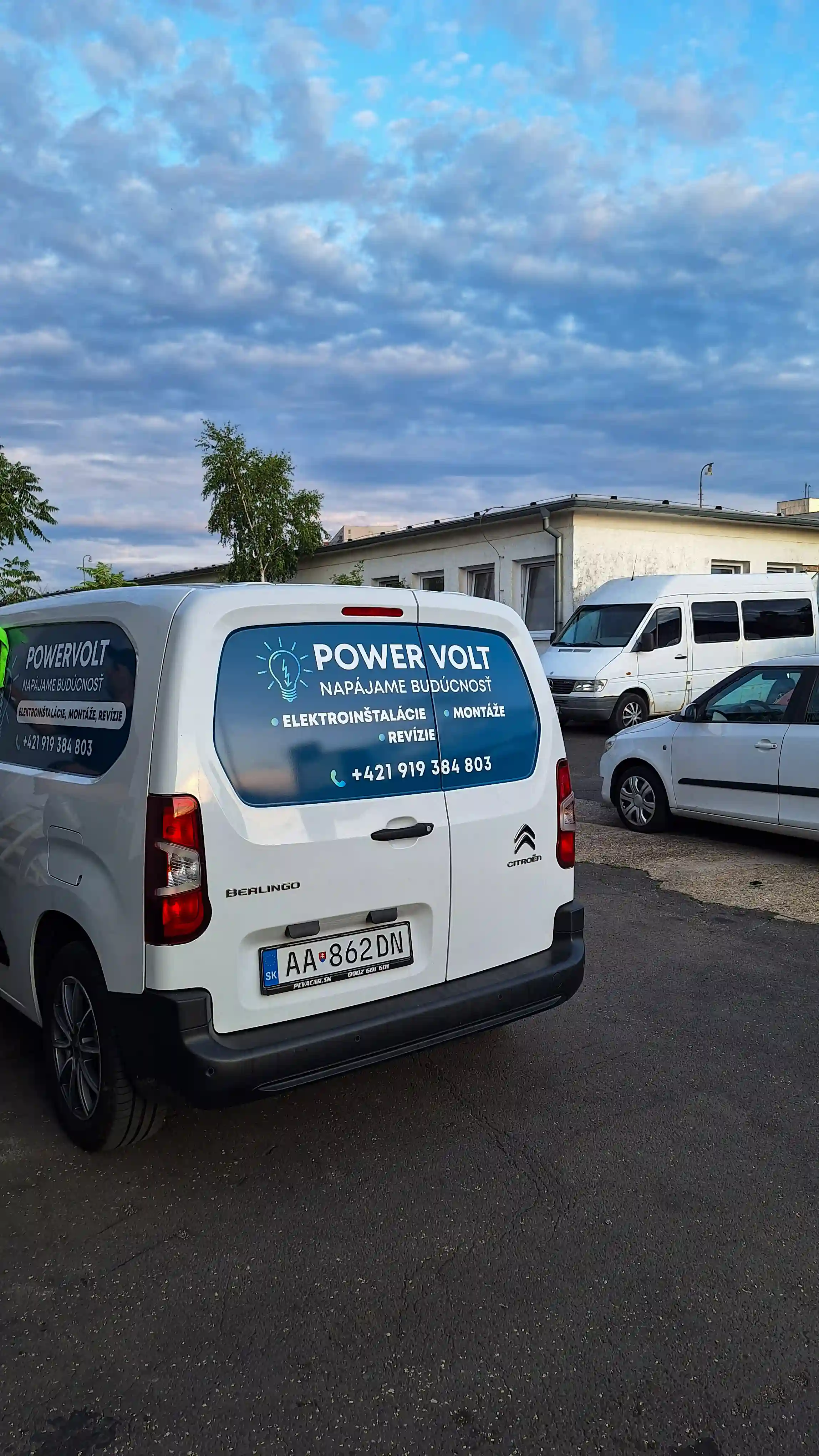 Elektrikár vykonáva pohotovostné opravy na poistkách a rozvodoch v Topoľčanoch