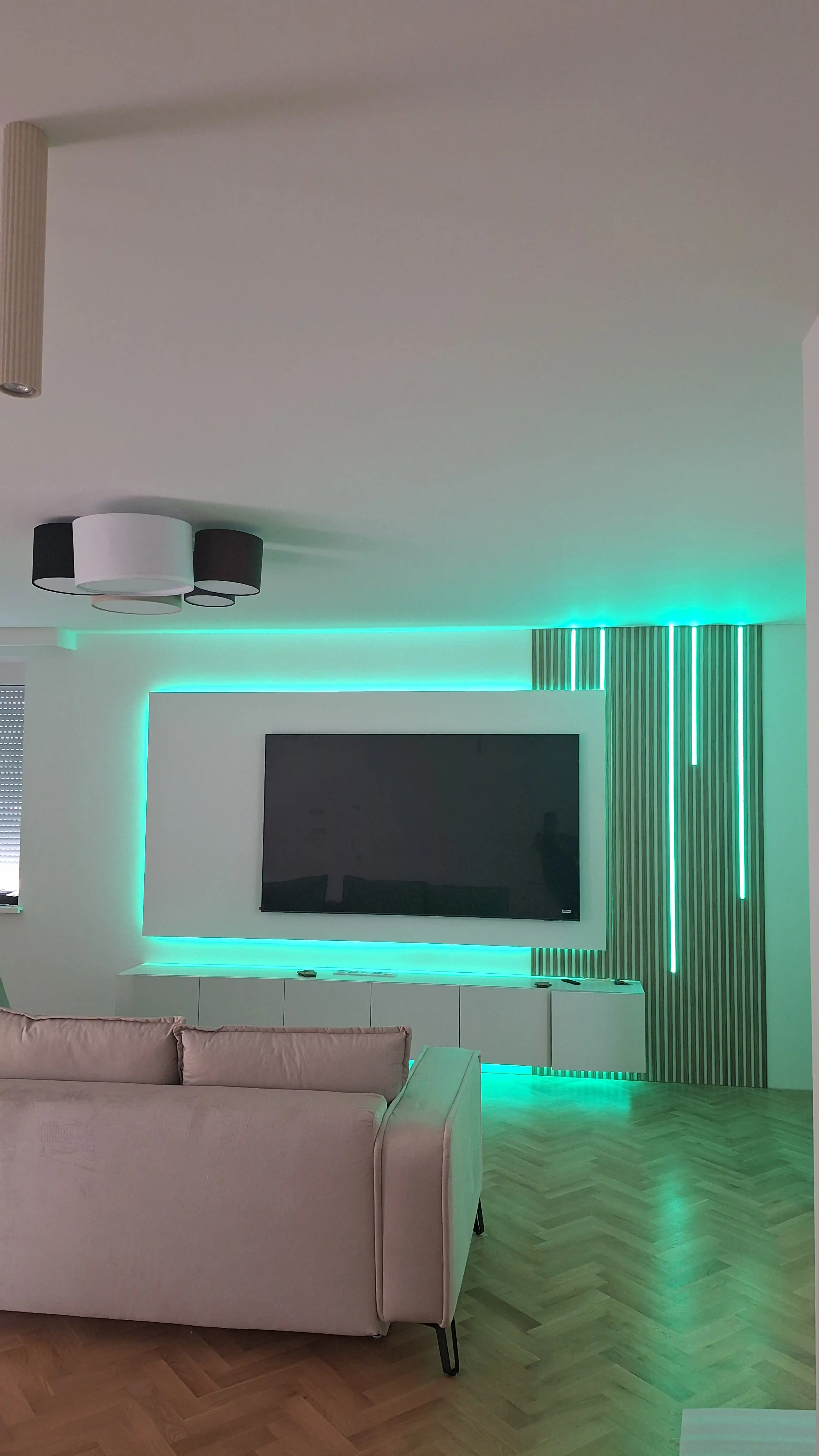 Zelené ambientné LED podsvietenie TV steny v obývacej izbe