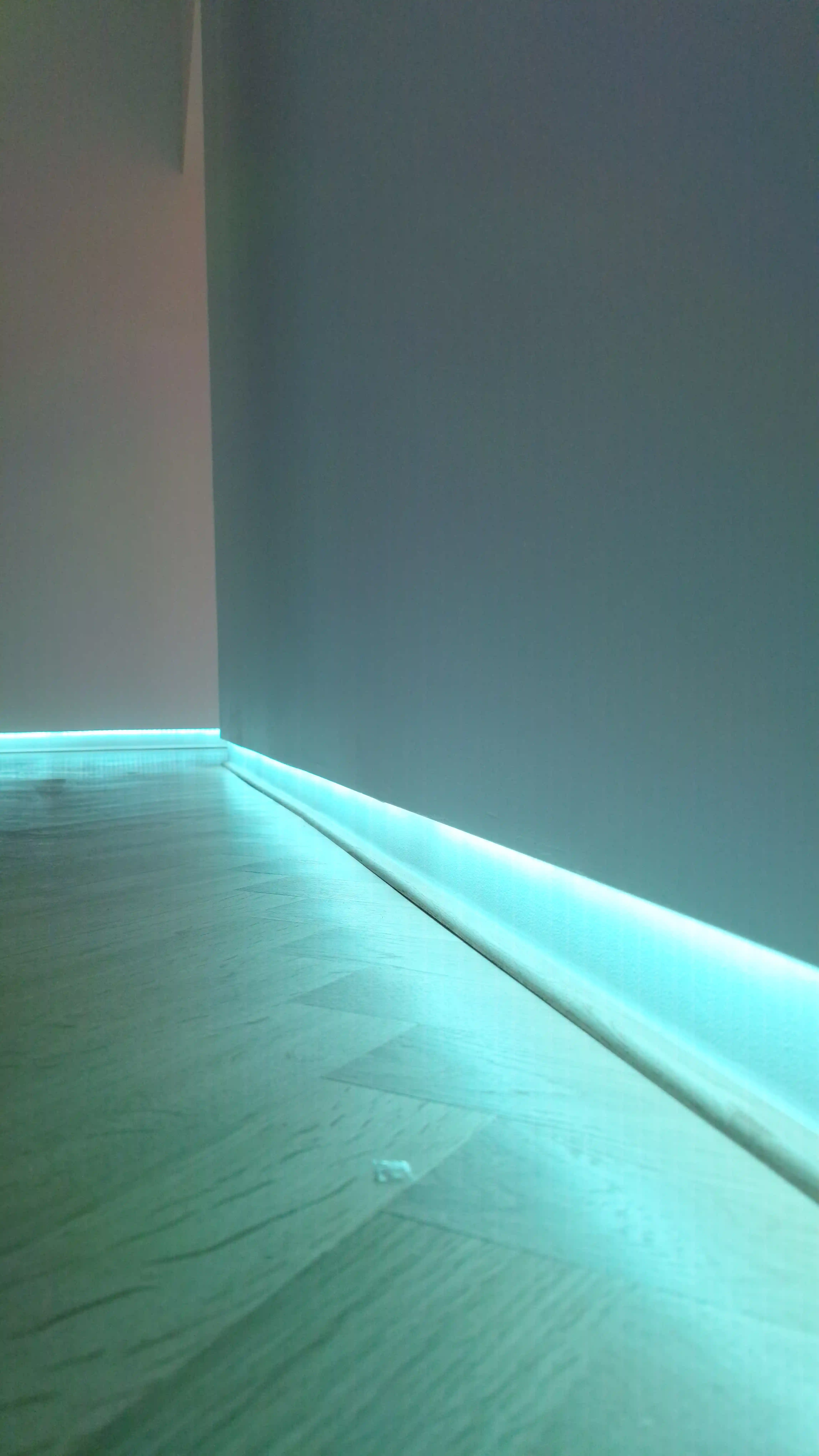 Detail nepriameho LED osvetlenia pri podlahe v chodbe