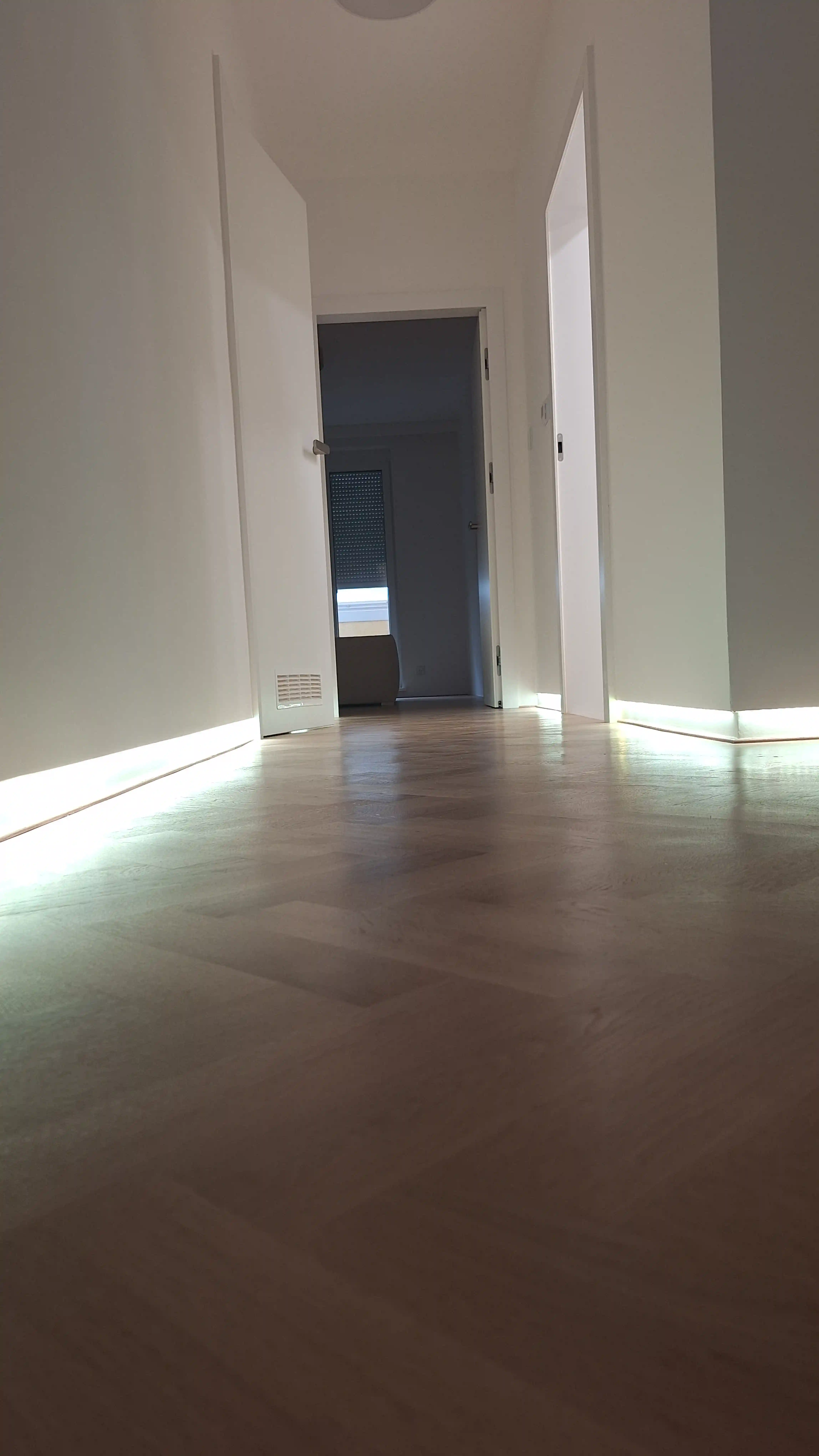Kontinuálne LED osvetlenie vedené pozdĺž chodby