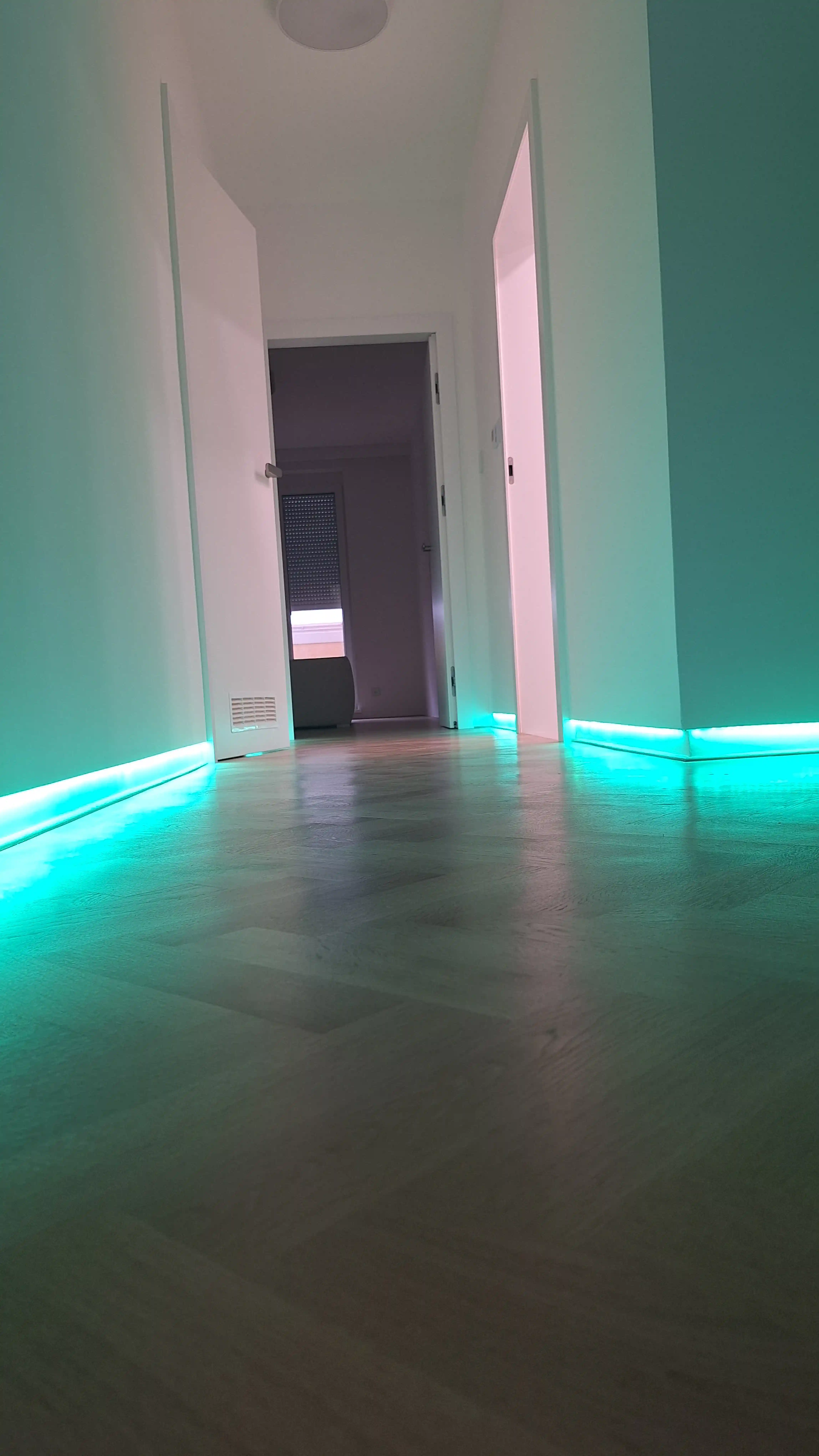 Farebné ambientné LED osvetlenie chodby v byte