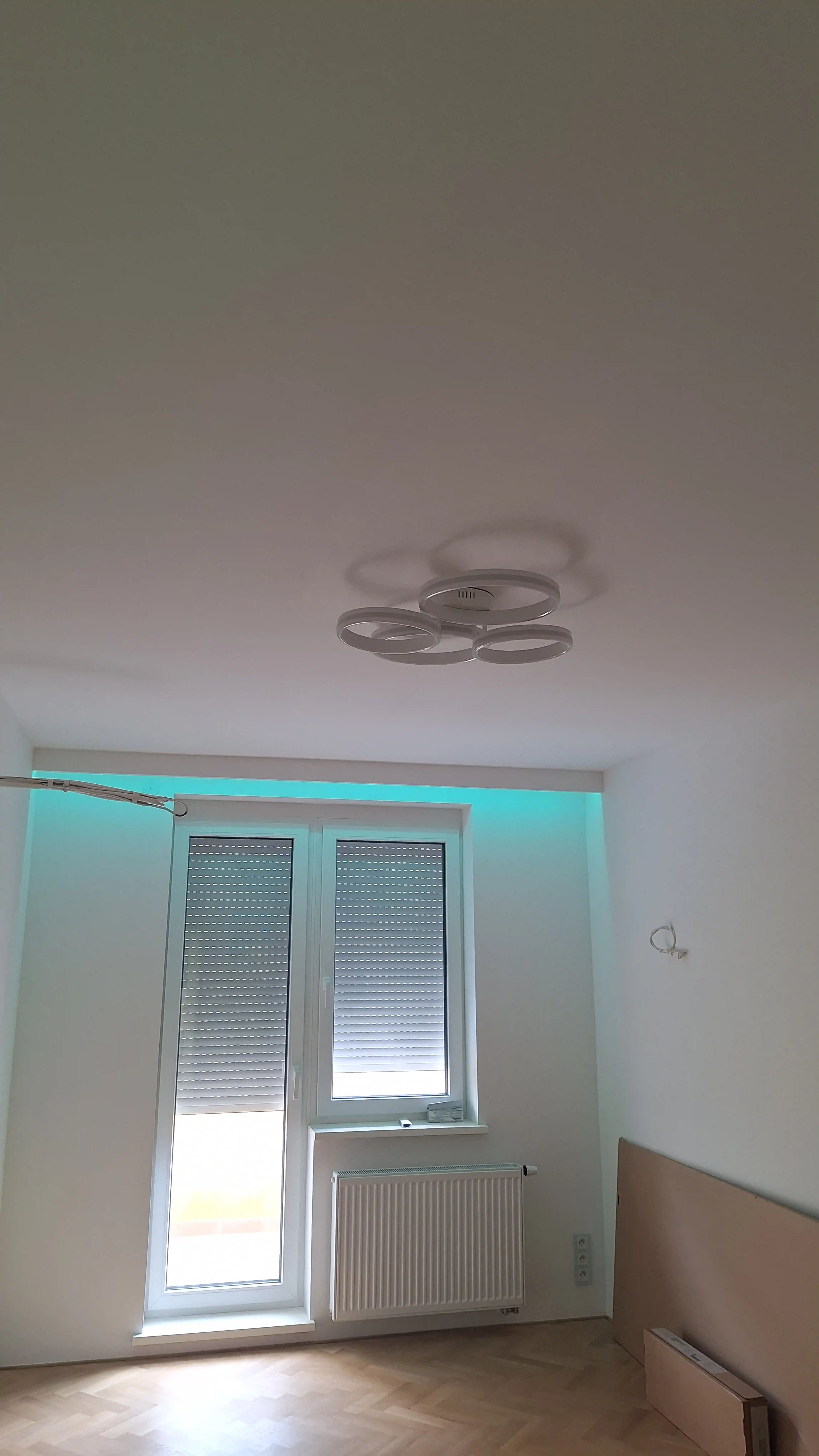 Nepriame LED podsvietenie interiéru pri okne