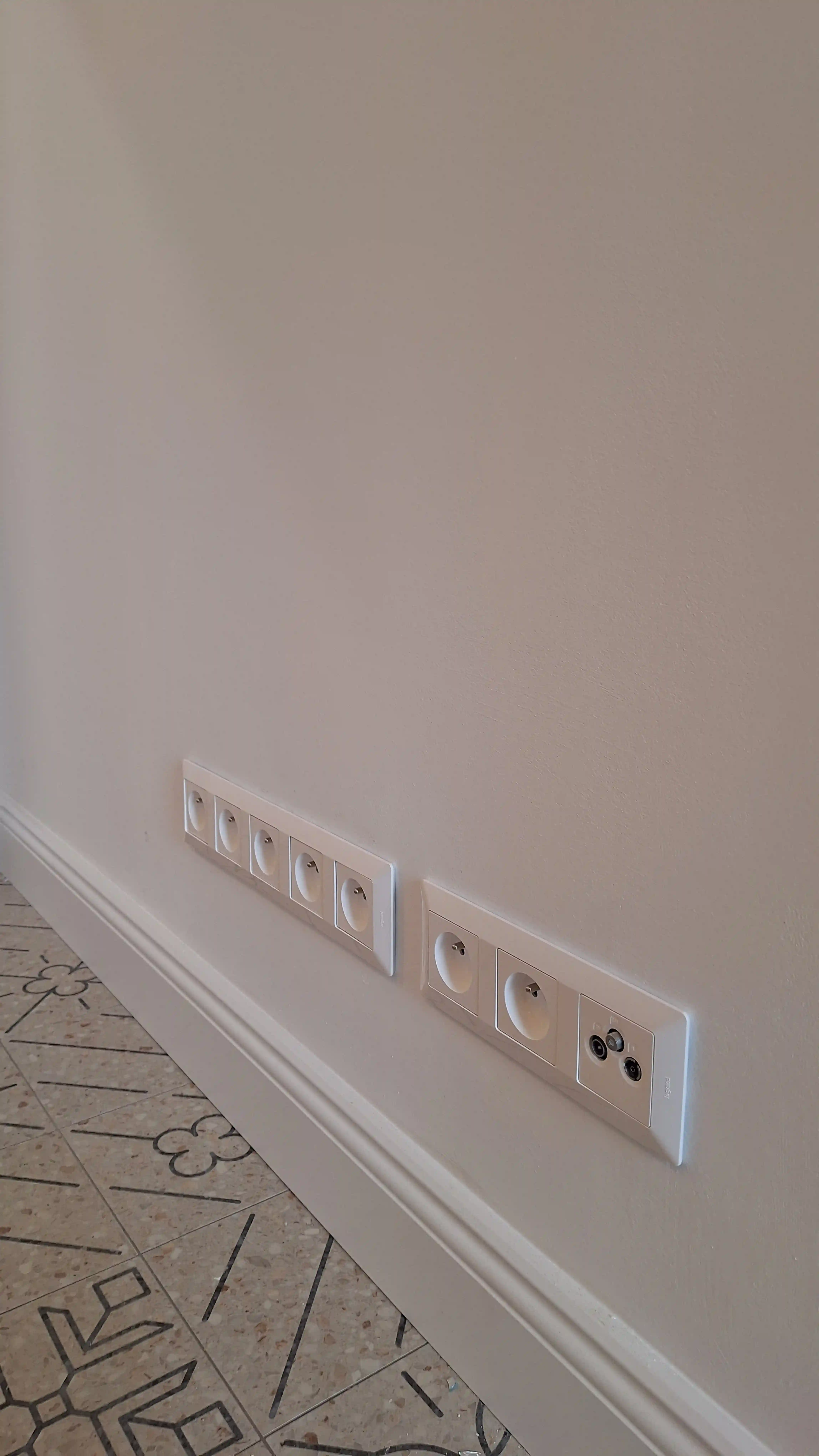 Finálne osadené elektrické zásuvky po kompletnej elektroinštalácii