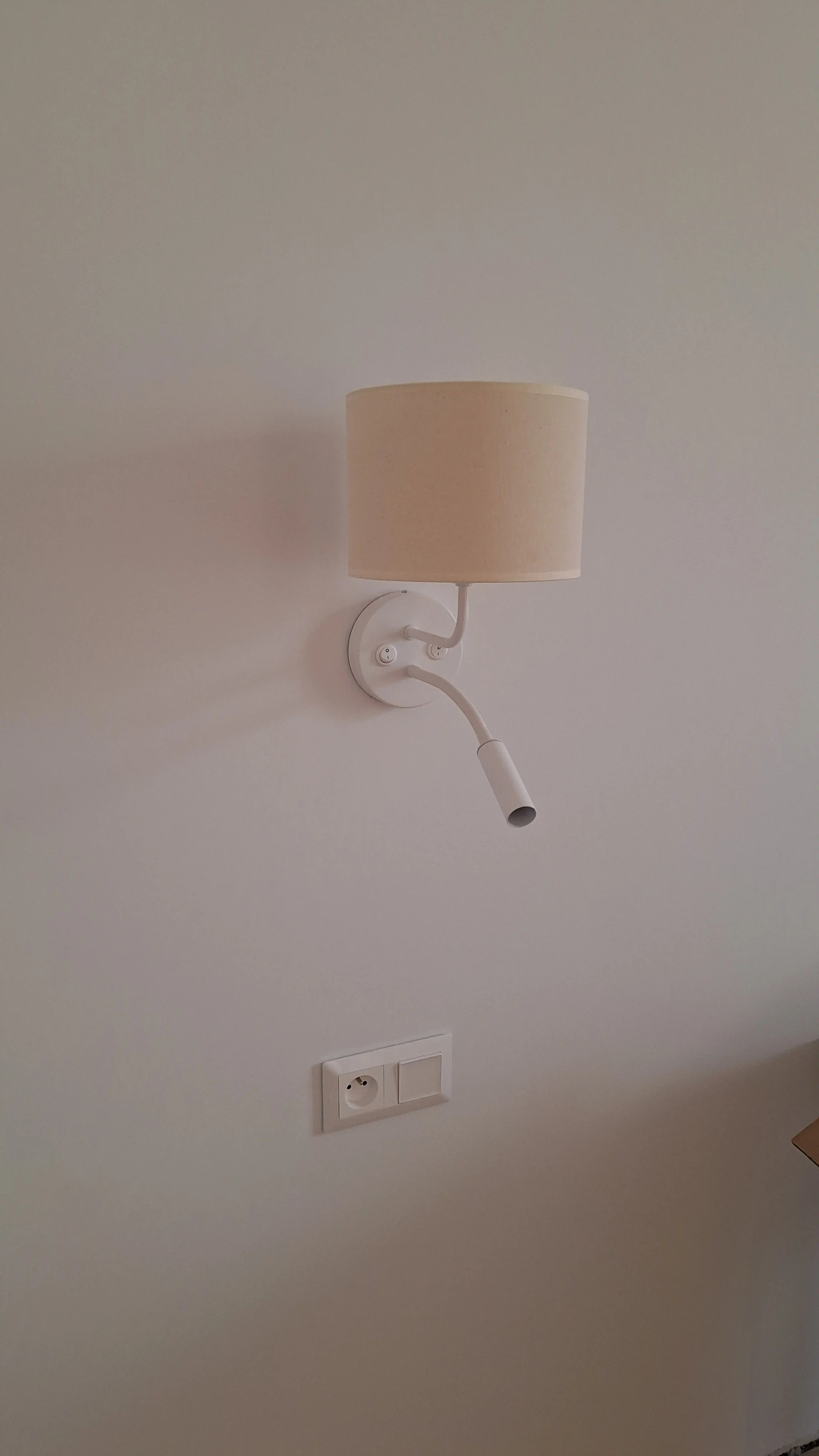 Detail nástennej lampy a elektrickej zásuvky