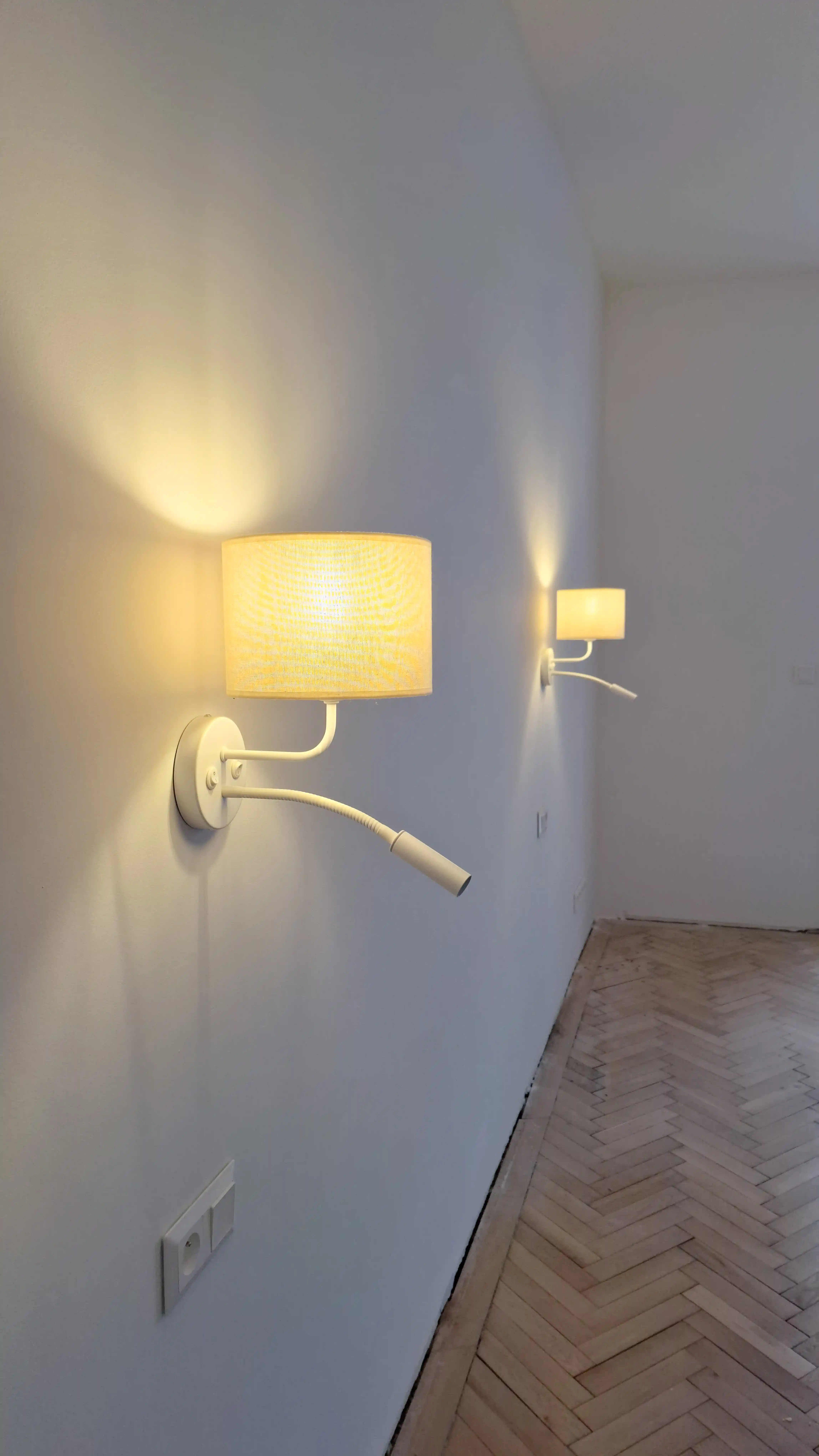 Dekoratívne nástenné lampy v dokončenom interiéri