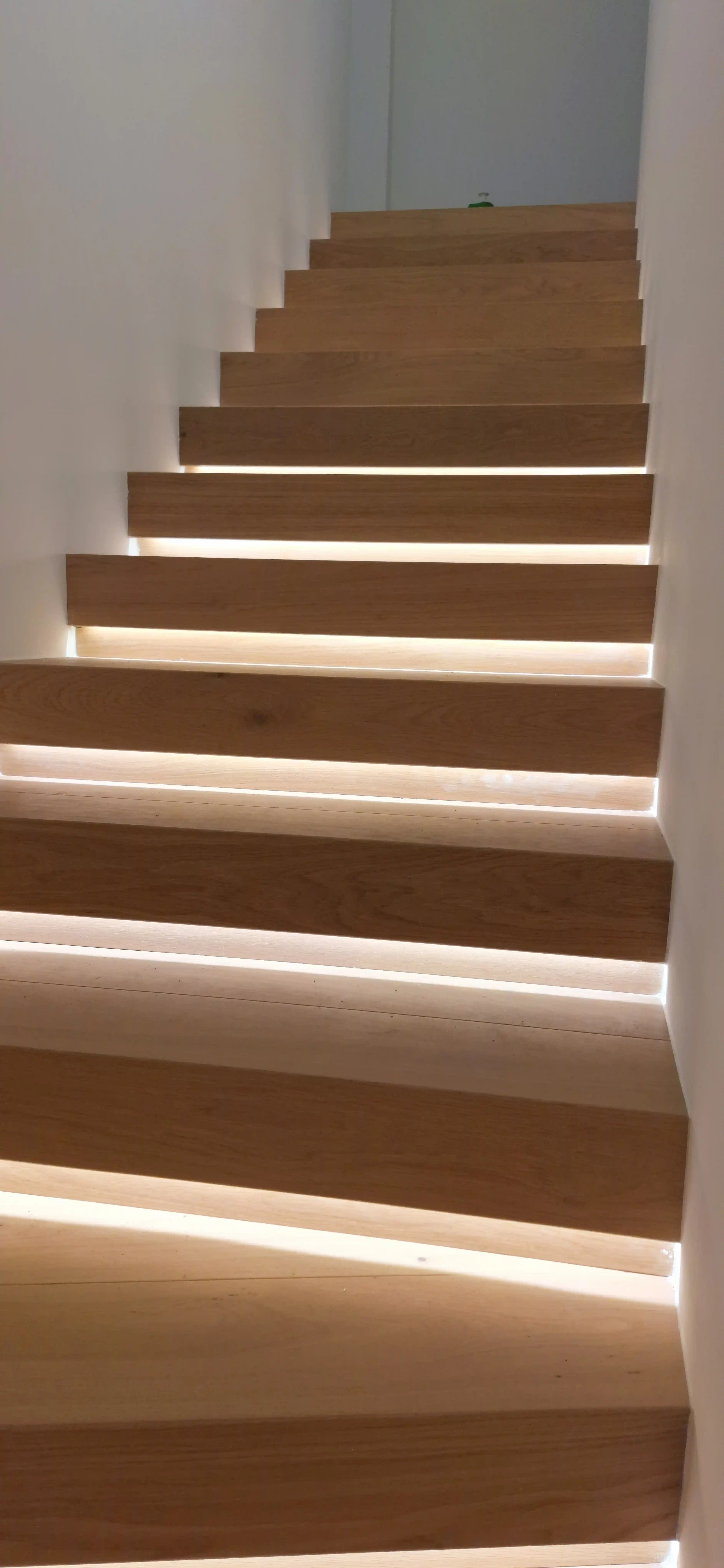 Detail LED podsvietenia schodiska v interiéri