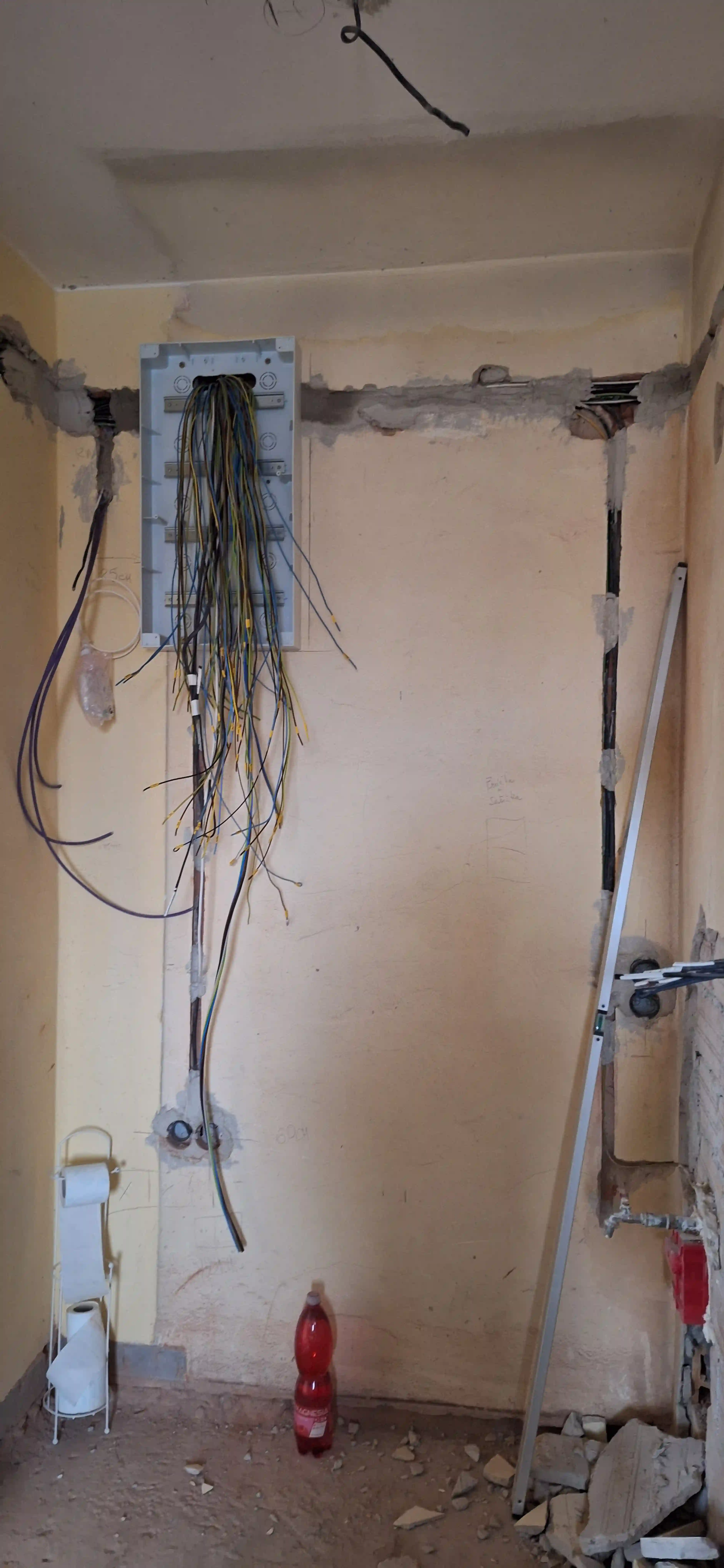 Nový elektrický rozvádzač počas kompletnej výmeny elektroinštalácie