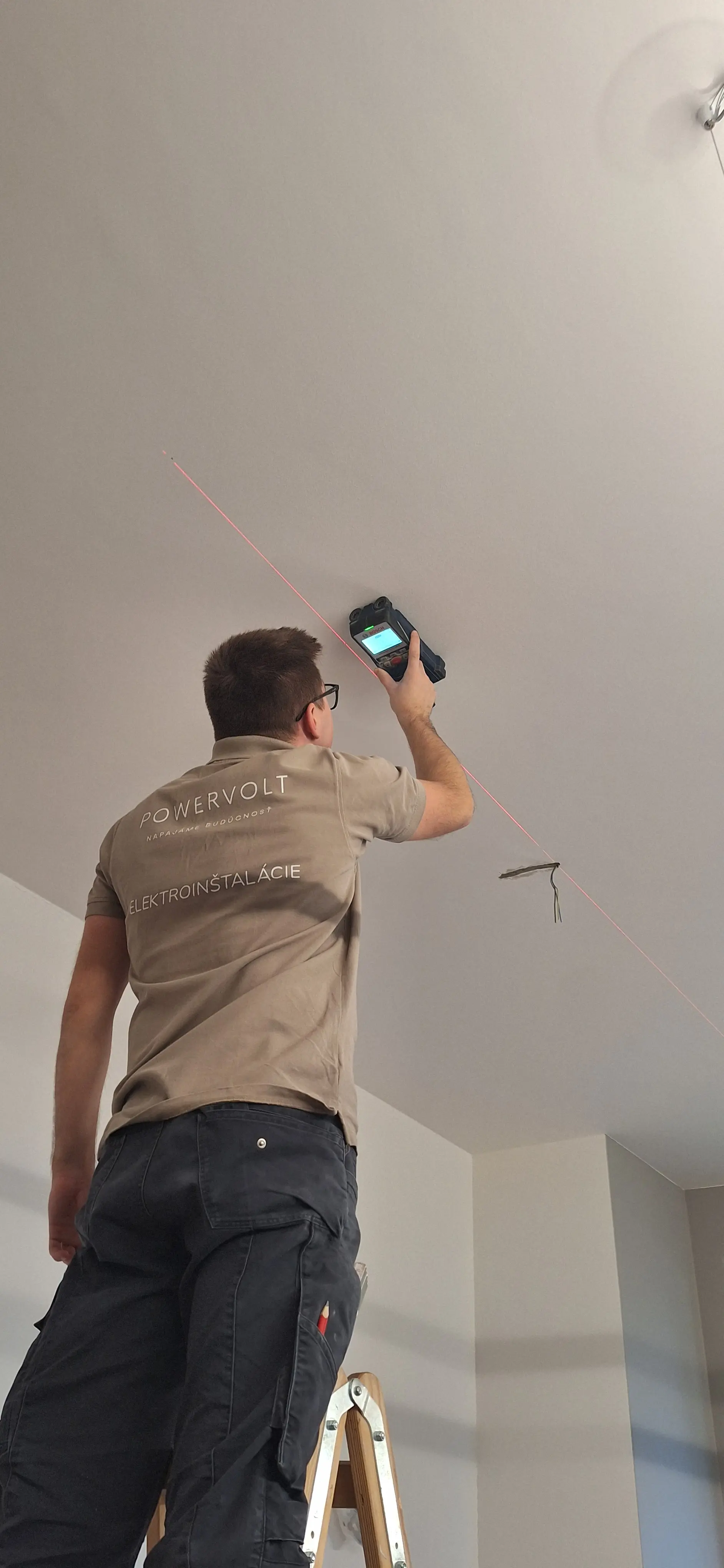 Kontrola stropného chladenia detekčným prístrojom pred montážou svietidla