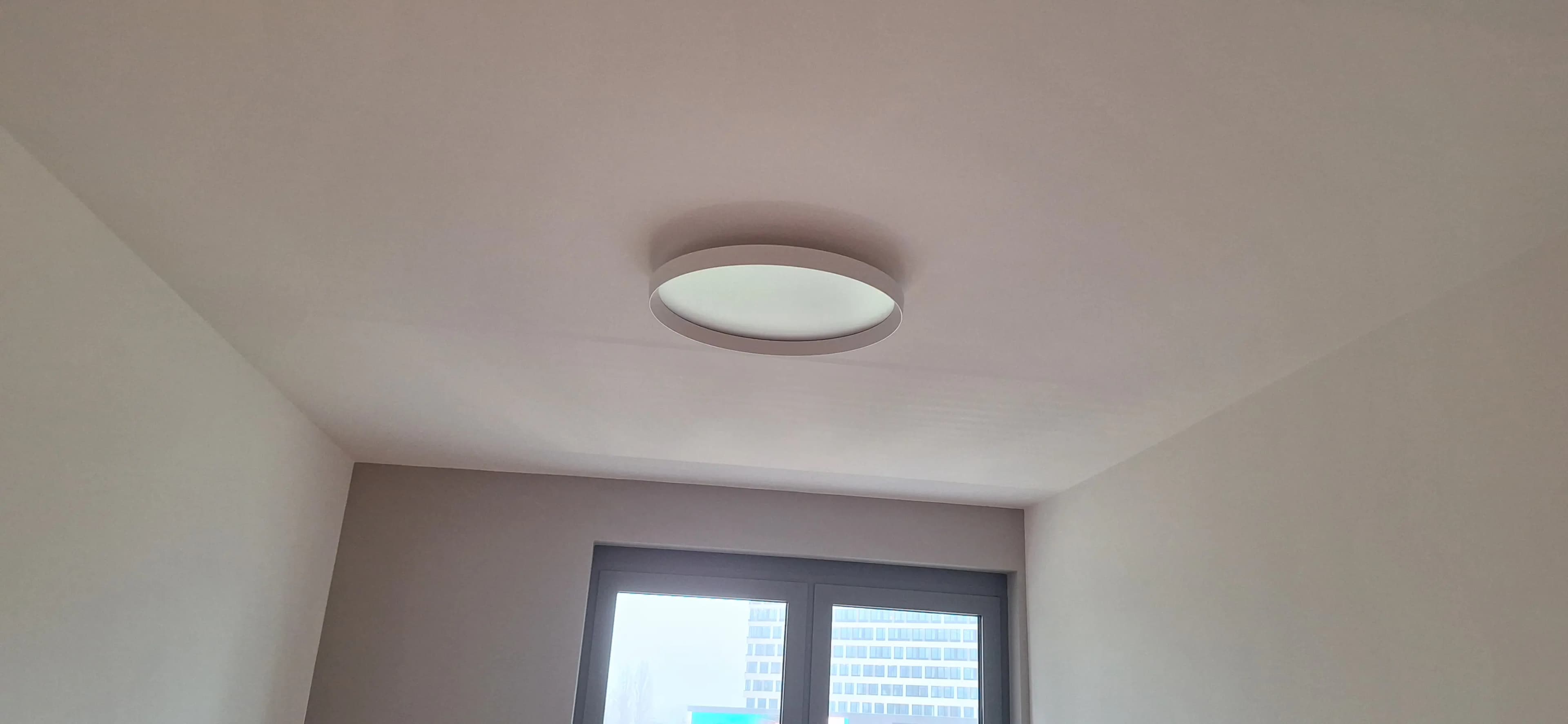 Prisadené LED svietidlo po bezpečnej montáži do stropu