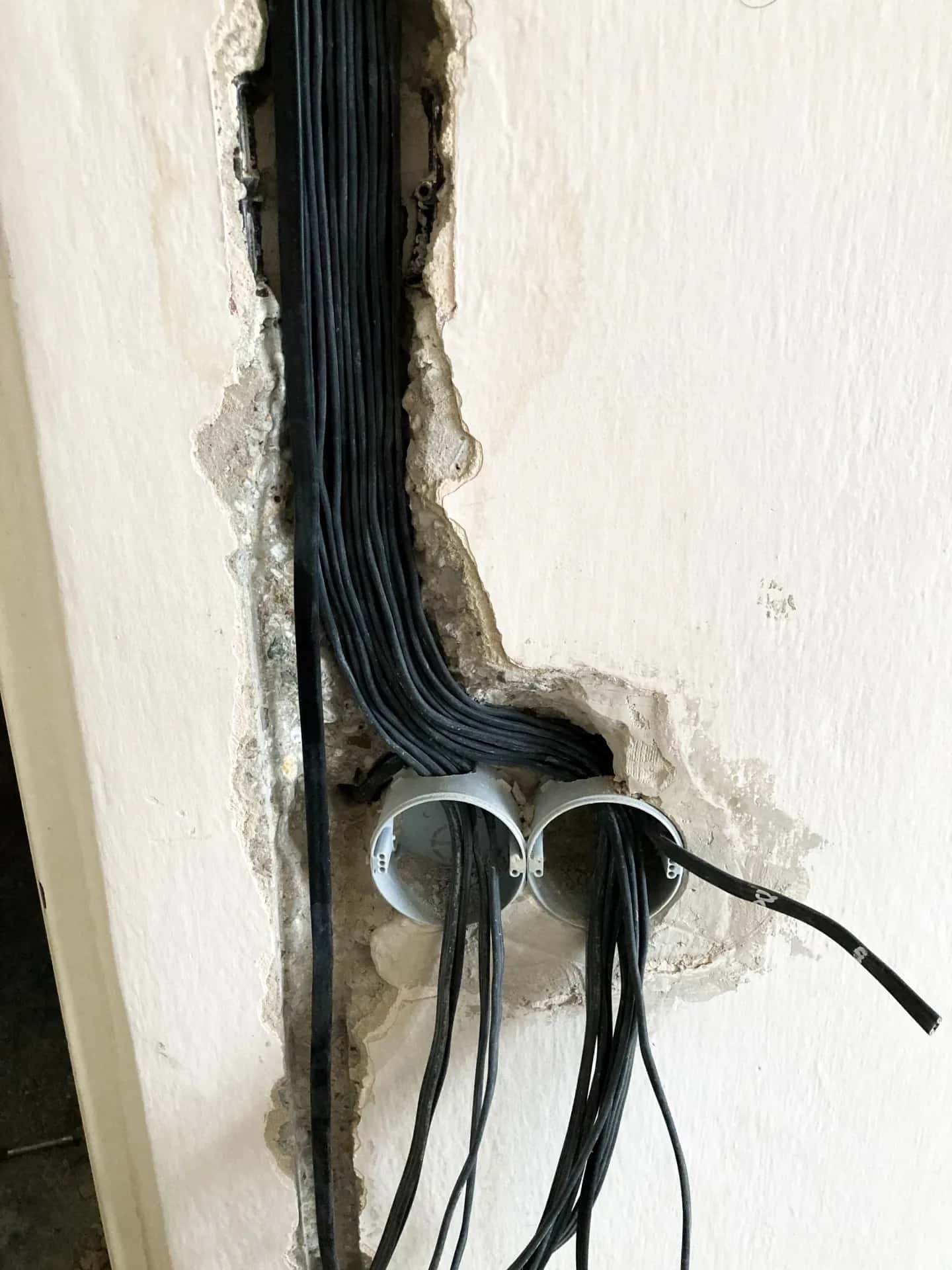 Oprava a výmena elektrických káblov v stene