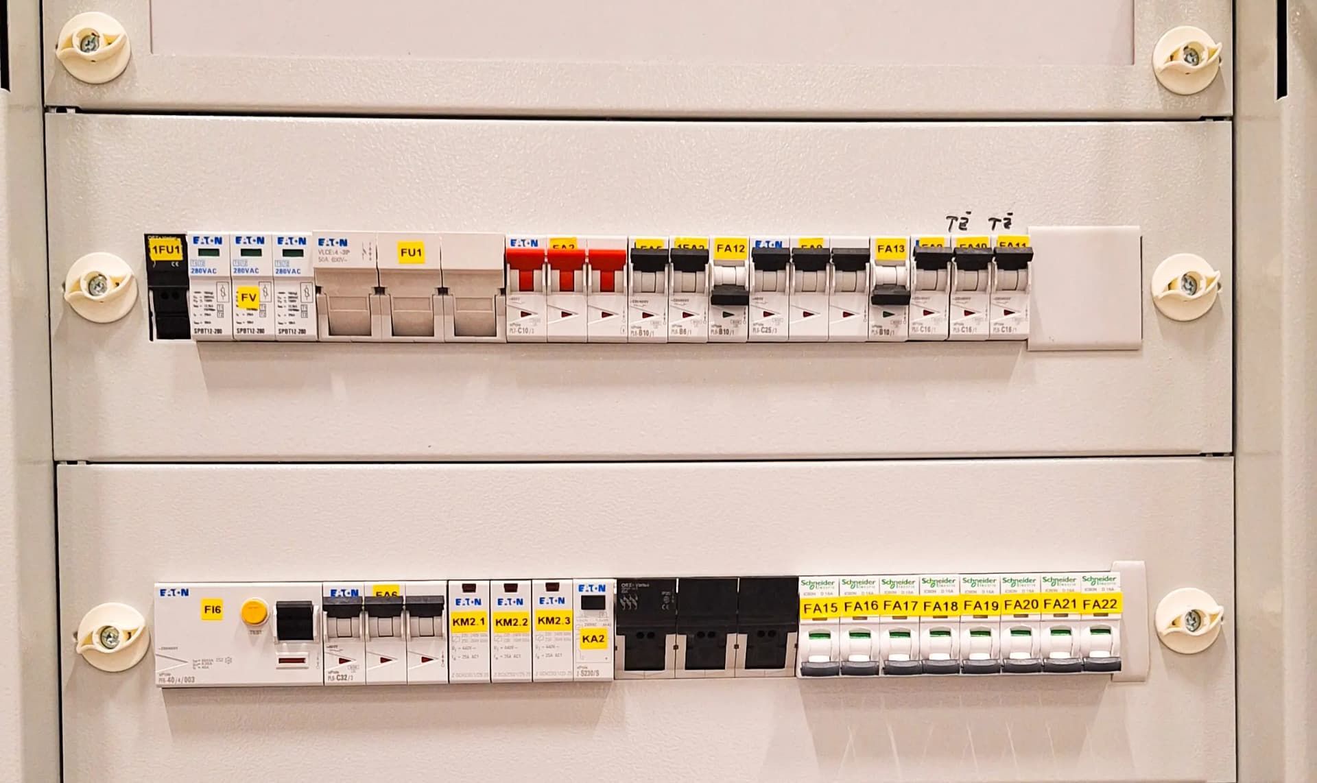 Pohľad na otvorenú skrinku s elektrickými ističmi v domácnosti