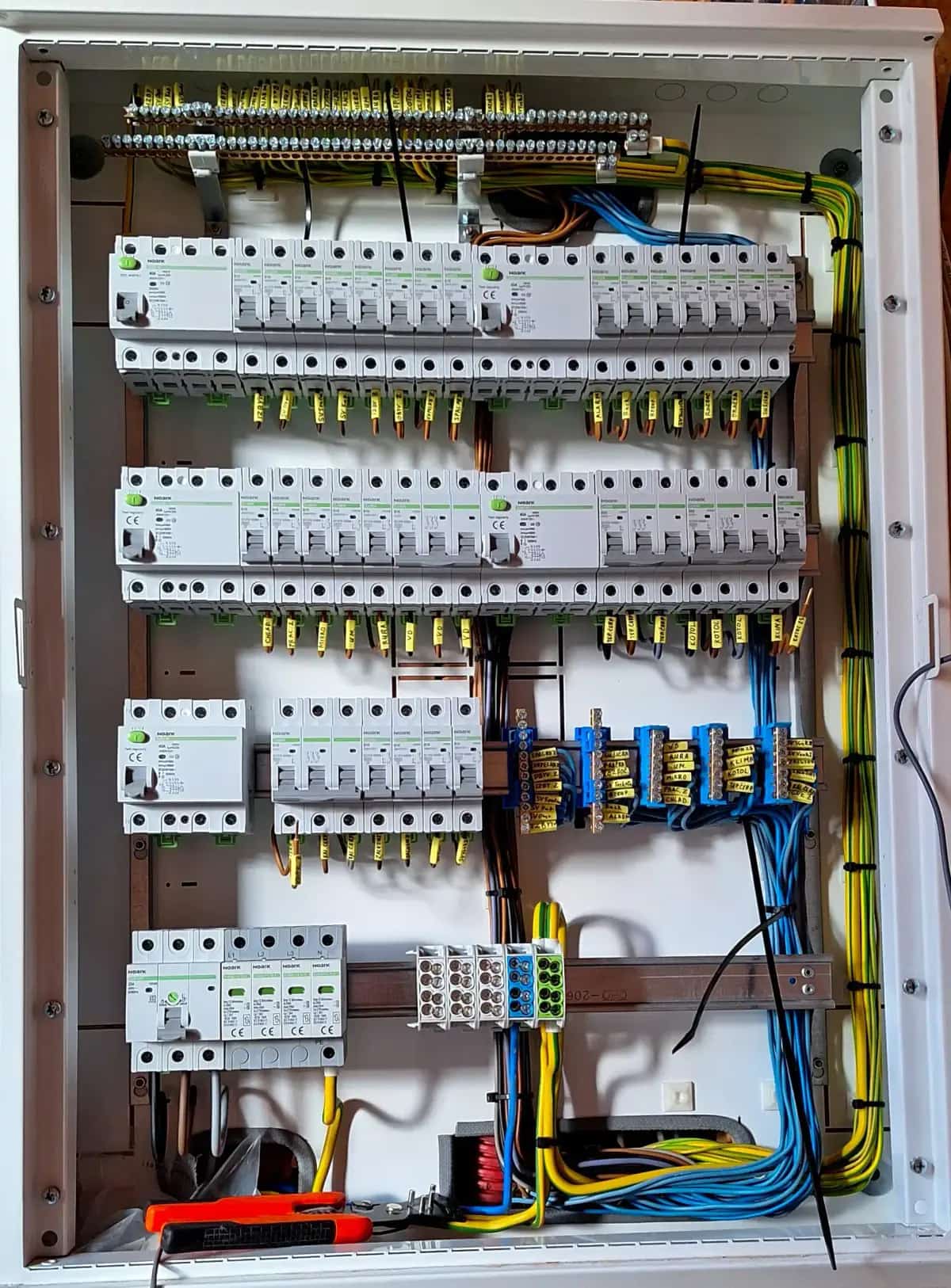 Zapojenie a výmena elektrického rozvádzača a ističov v byte a dome - PowerVolt