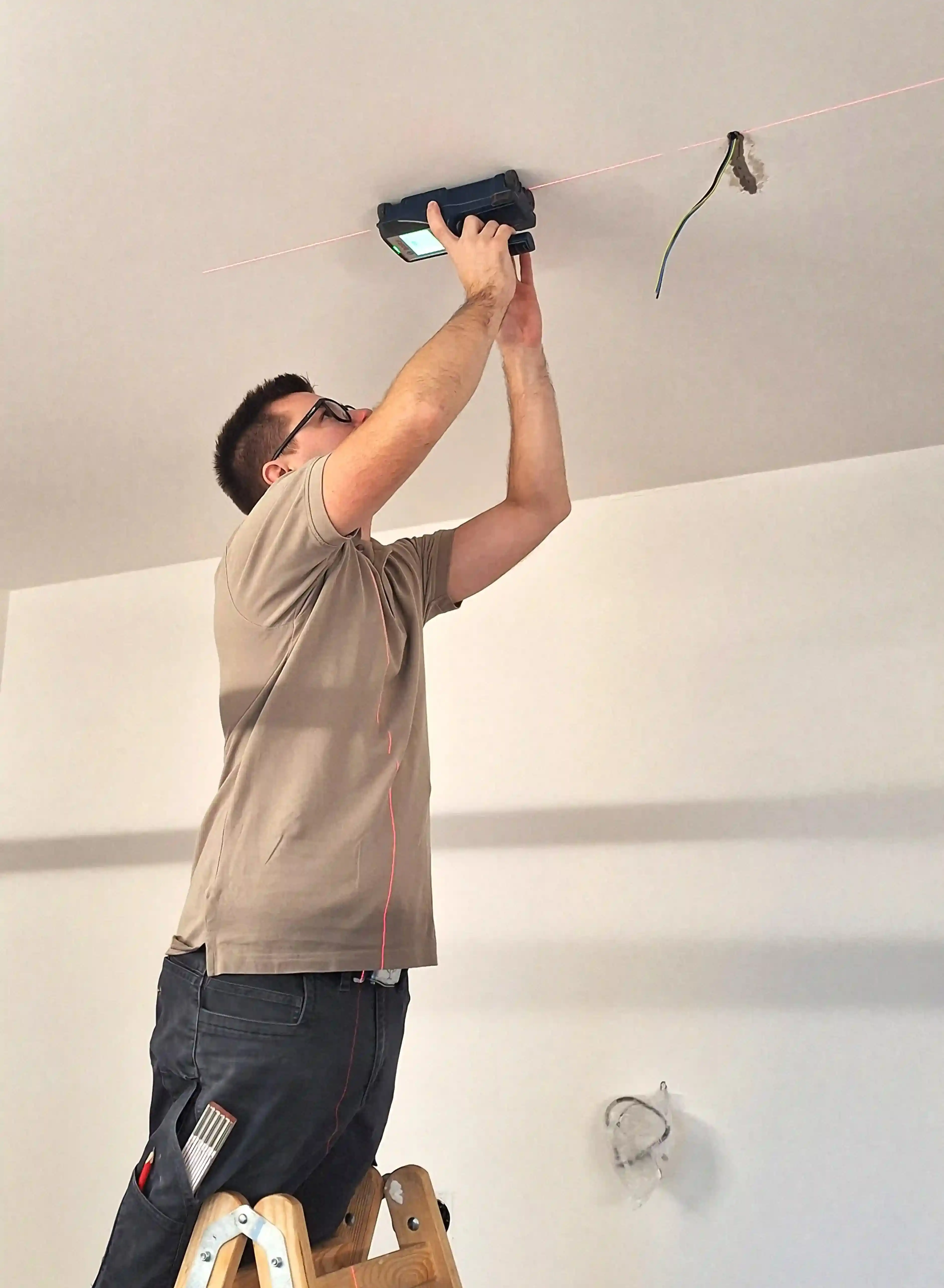 Meranie stropu pred montážou